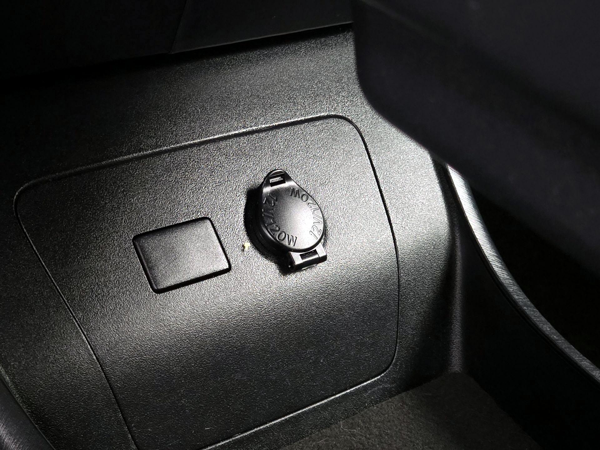 Thumbnail: 2015 Toyota Prius - 18