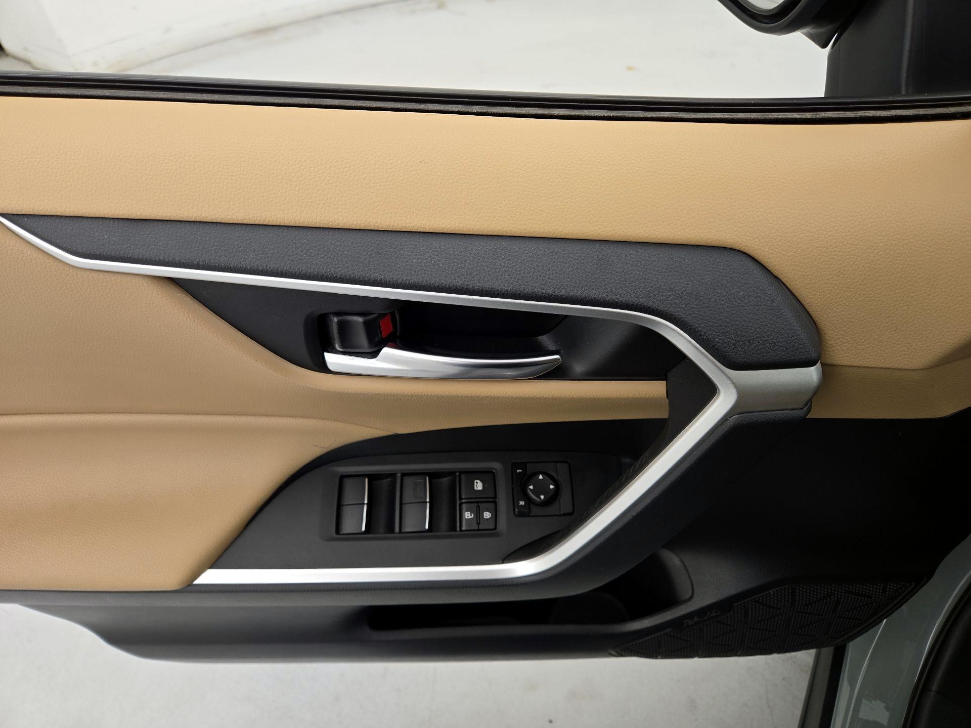 Thumbnail: 2019 Toyota RAV4 - 12