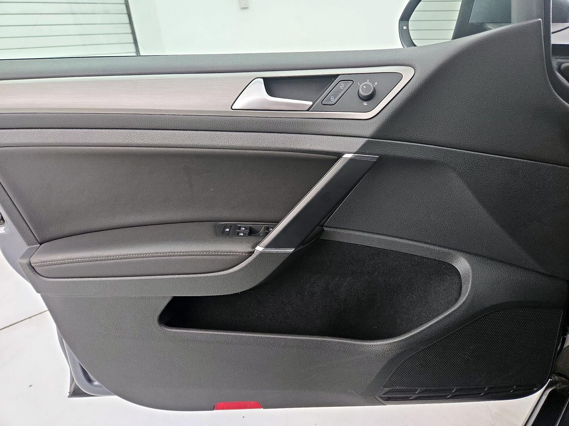 Thumbnail: 2016 Volkswagen Golf - 12