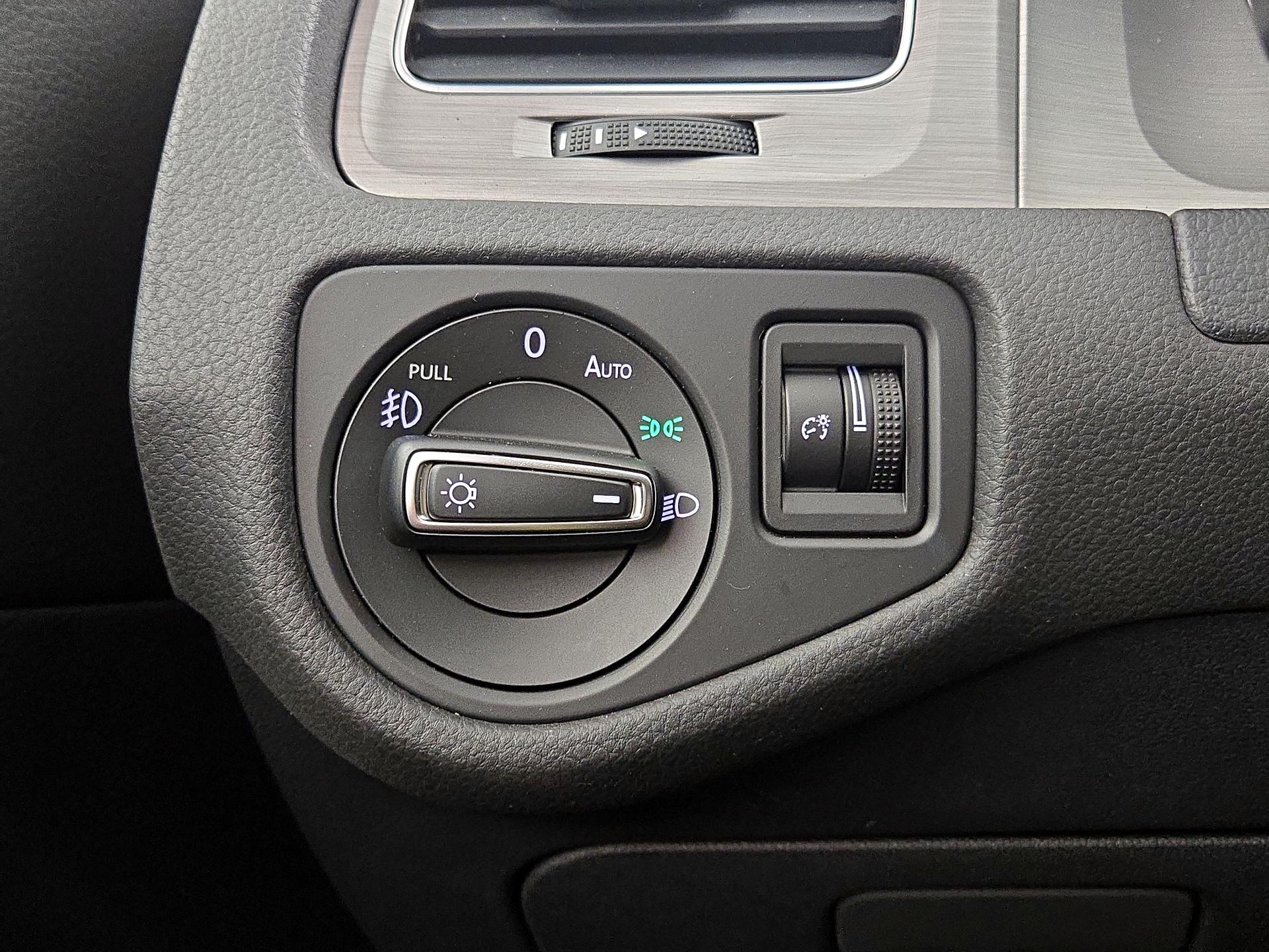 Thumbnail: 2016 Volkswagen Golf - 13