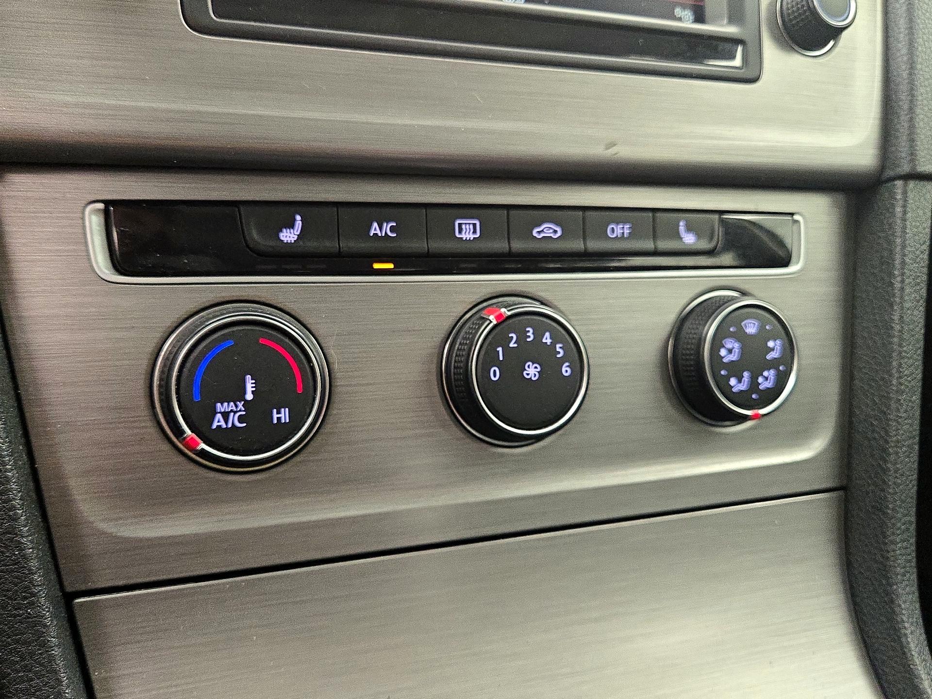 Thumbnail: 2016 Volkswagen Golf - 16