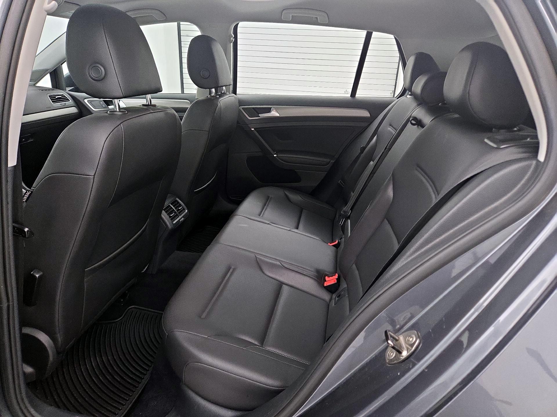 Thumbnail: 2016 Volkswagen Golf - 20