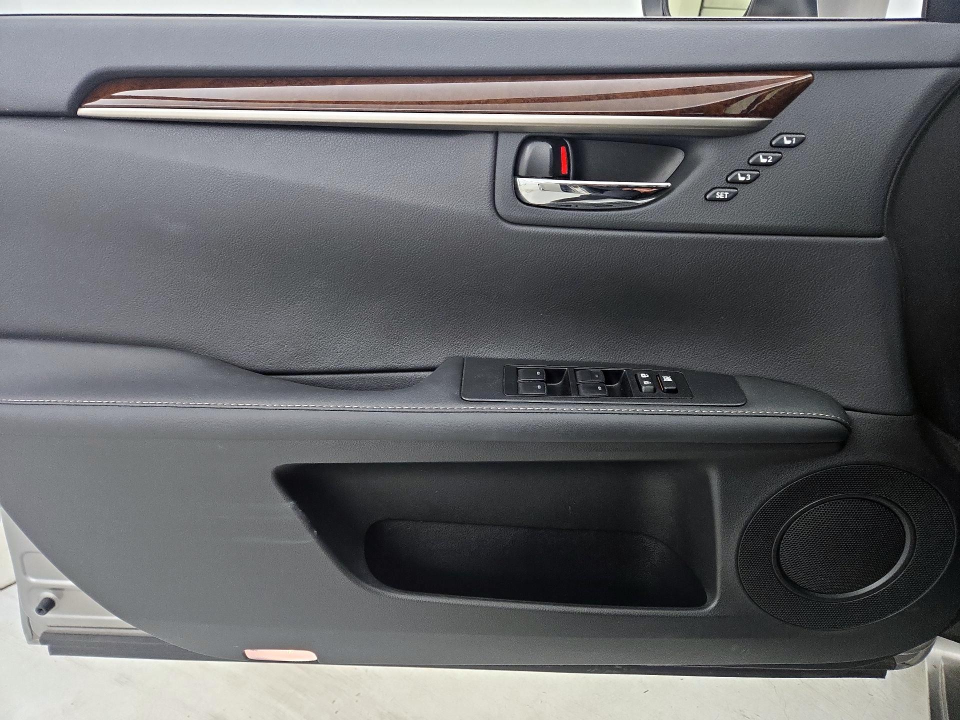 Thumbnail: 2015 Lexus ES - 12