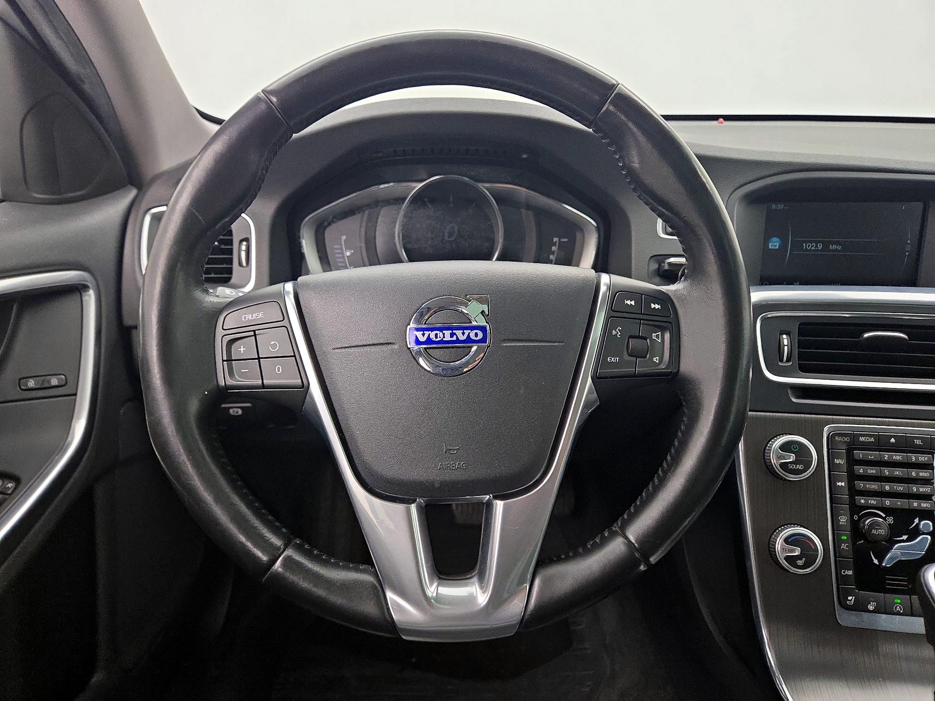 Thumbnail: 2016 Volvo V60 - 10