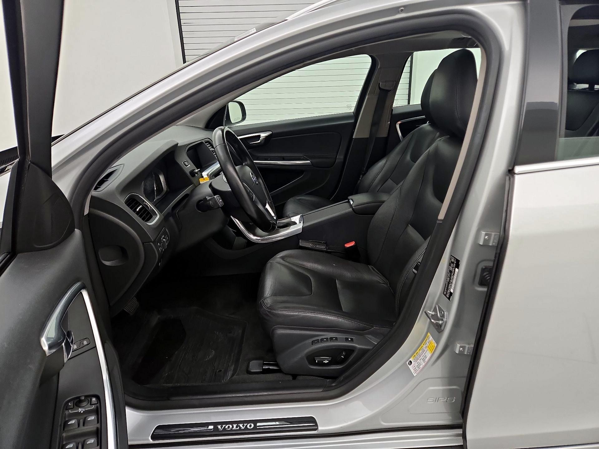 Thumbnail: 2016 Volvo V60 - 11