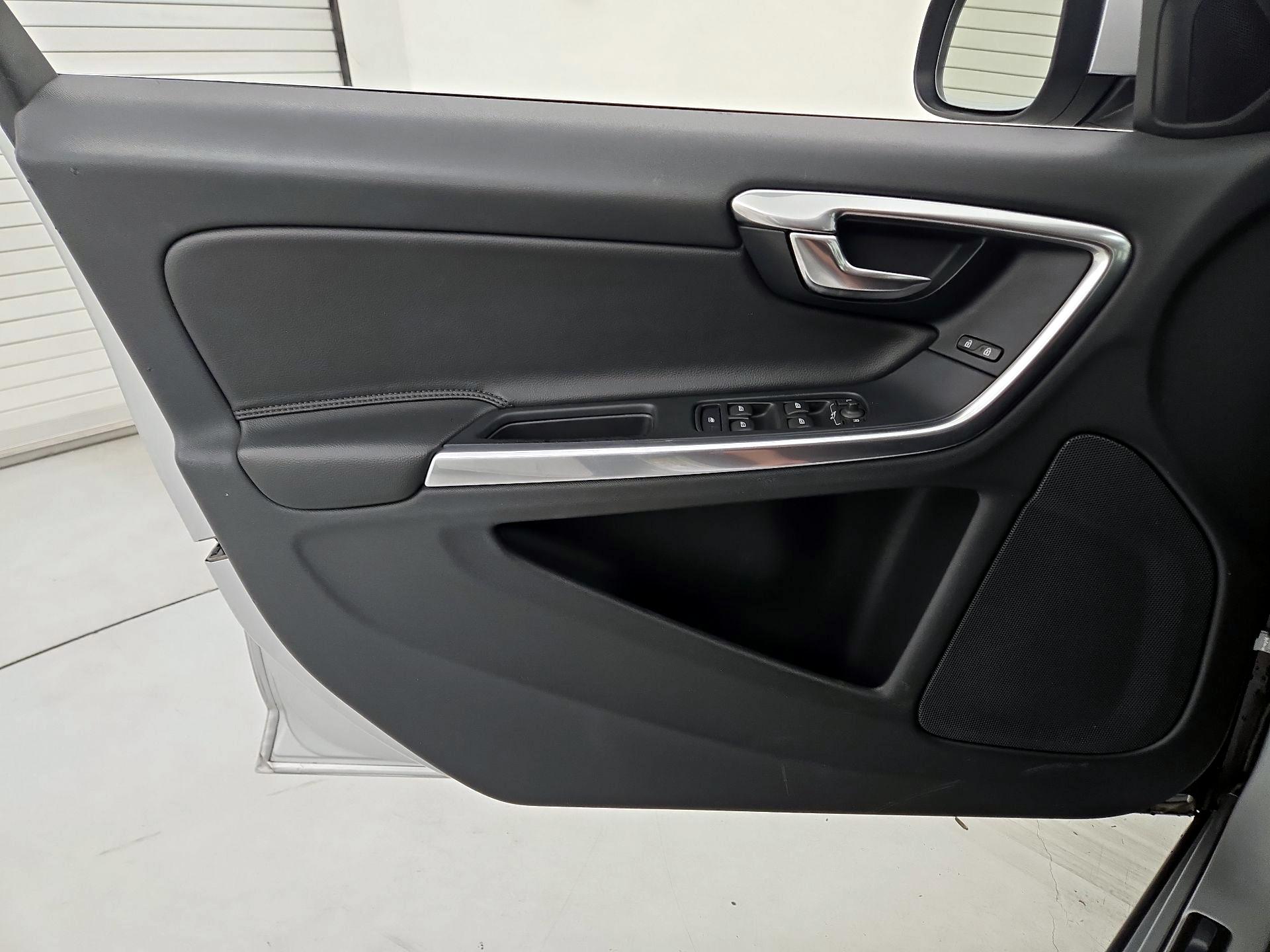 Thumbnail: 2016 Volvo V60 - 12