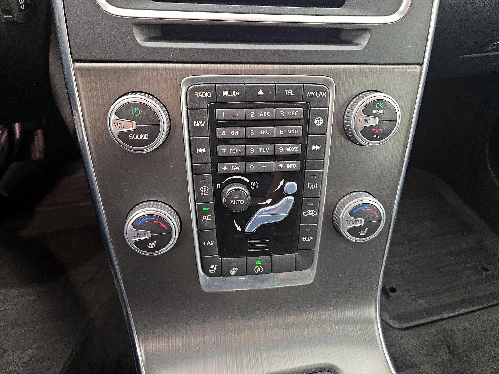 Thumbnail: 2016 Volvo V60 - 16