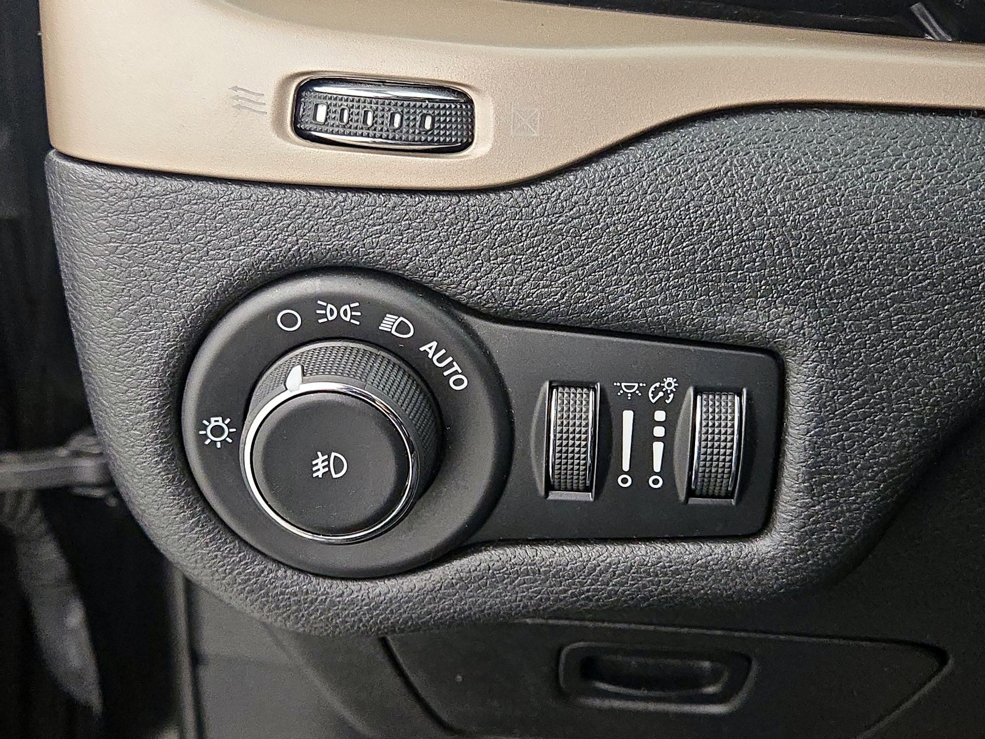 Thumbnail: 2017 Jeep Cherokee - 13