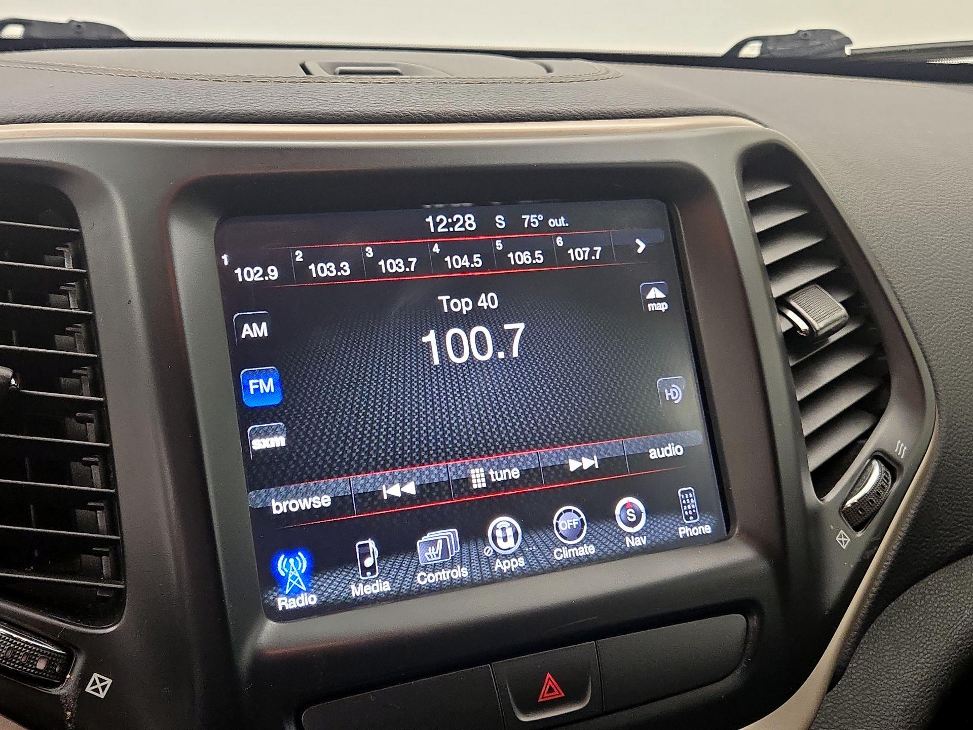Thumbnail: 2017 Jeep Cherokee - 16