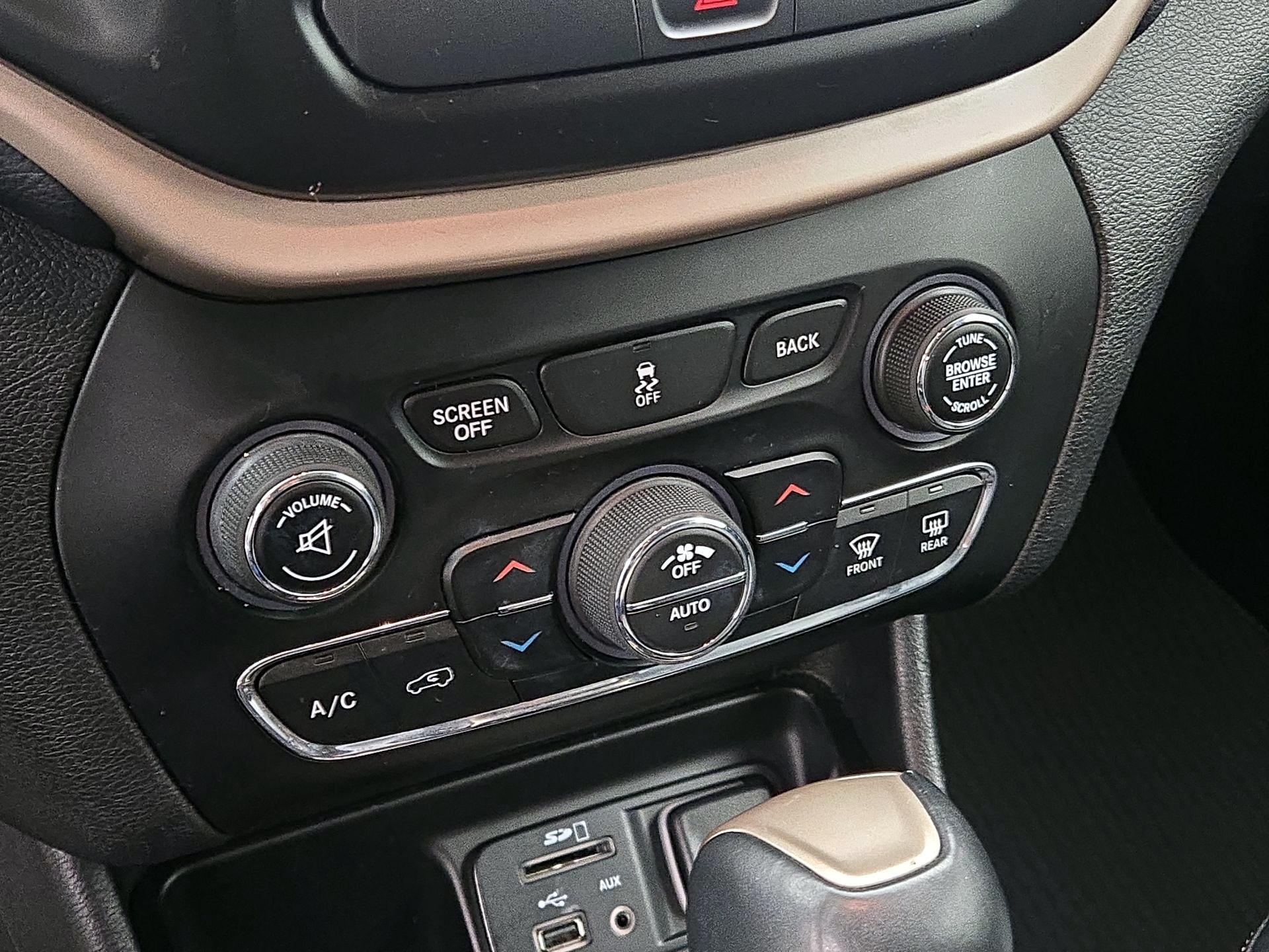Thumbnail: 2017 Jeep Cherokee - 17