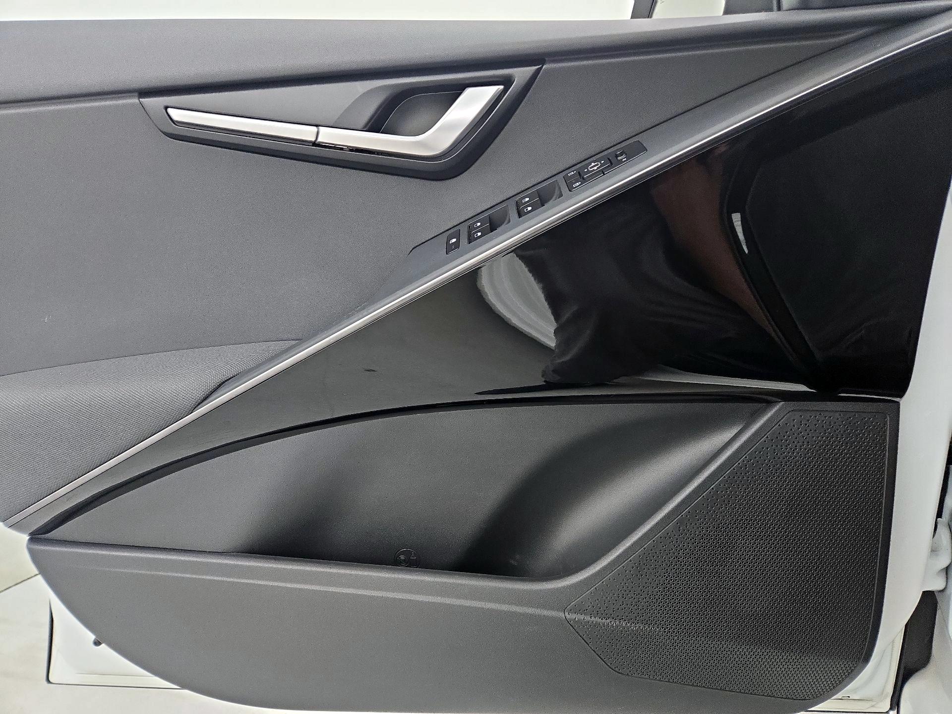 Thumbnail: 2023 Kia Niro - 12