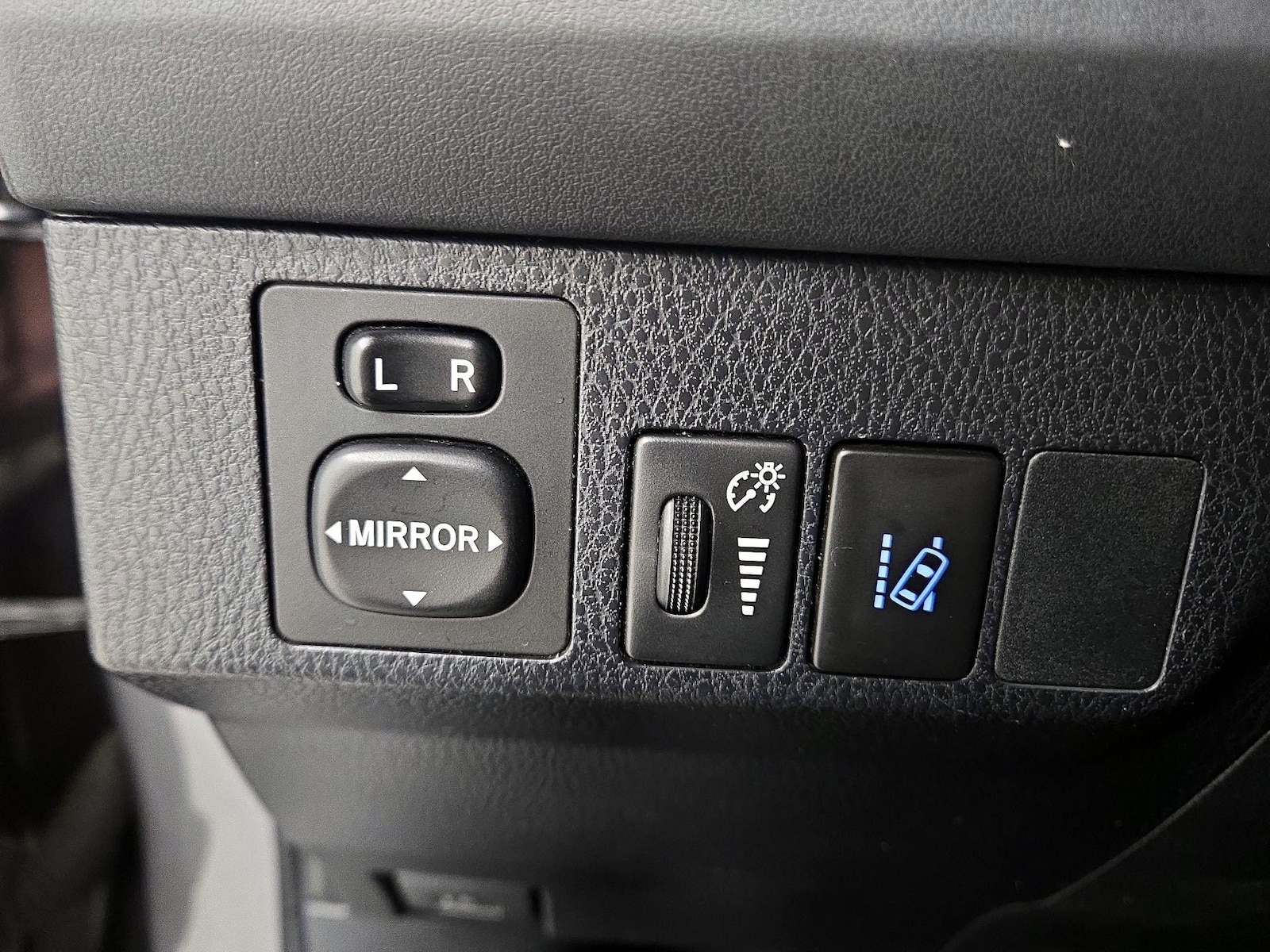 2018 Toyota RAV4 LE - Photo 14