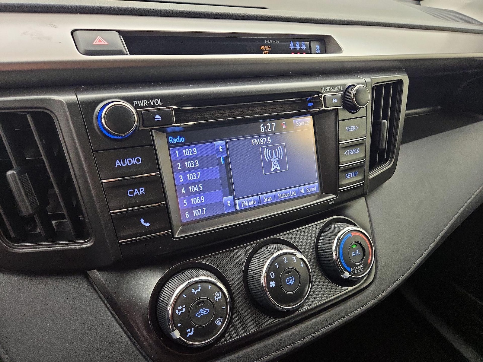 2018 Toyota RAV4 LE - Photo 16