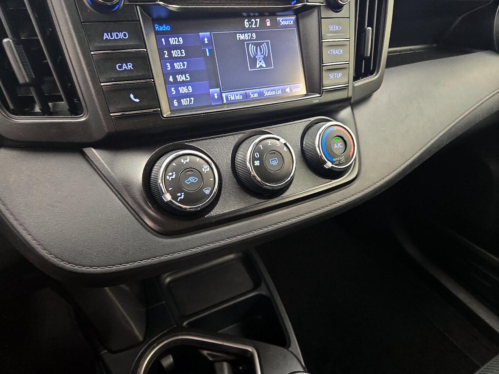 2018 Toyota RAV4 LE - Photo 17