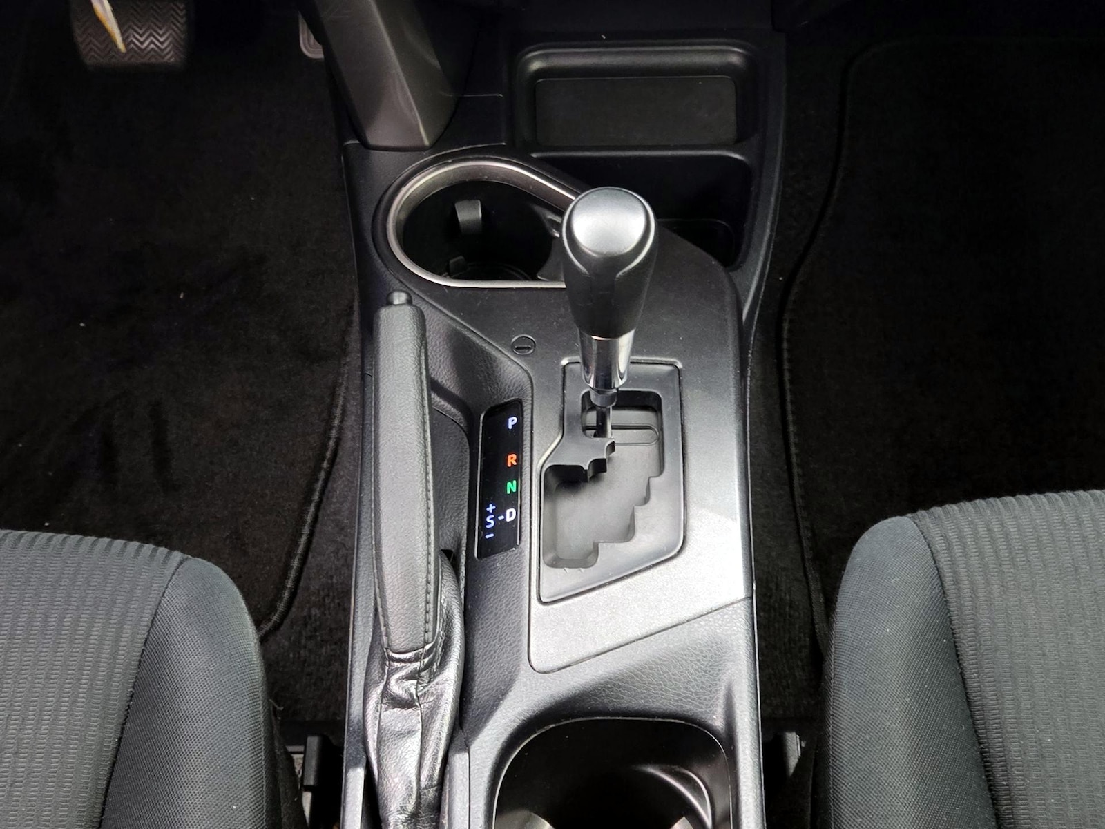 2018 Toyota RAV4 LE - Photo 18