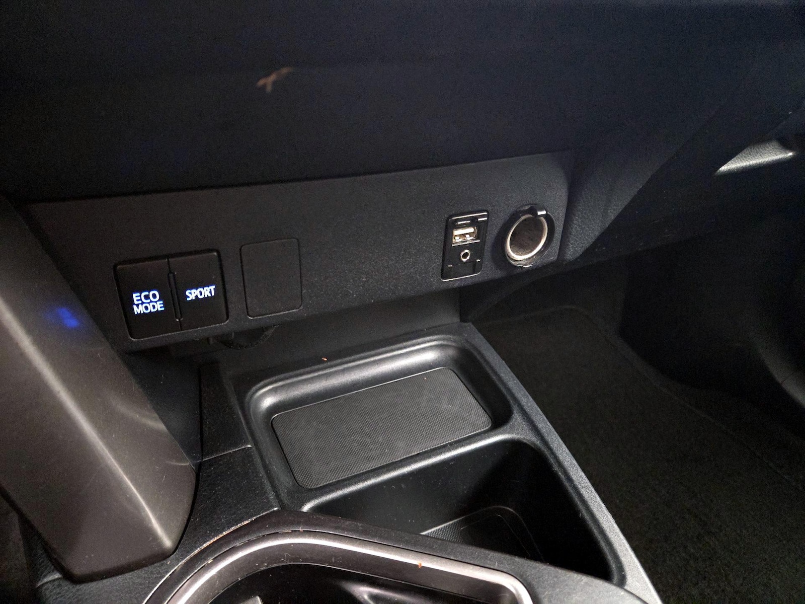 2018 Toyota RAV4 LE - Photo 19