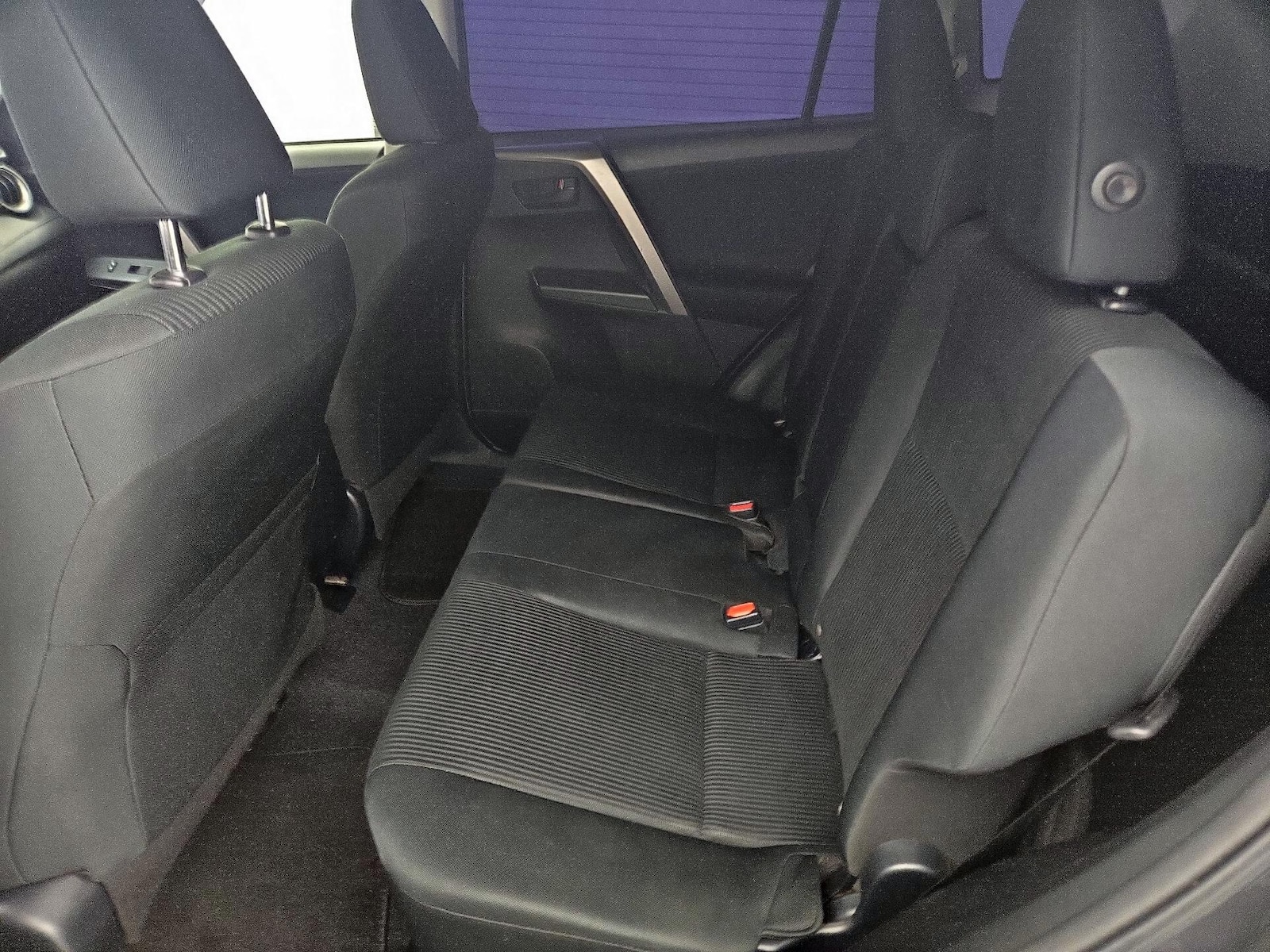 2018 Toyota RAV4 LE - Photo 20