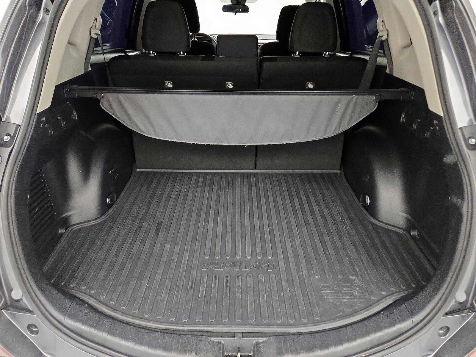 2018 Toyota RAV4 LE - Photo 21