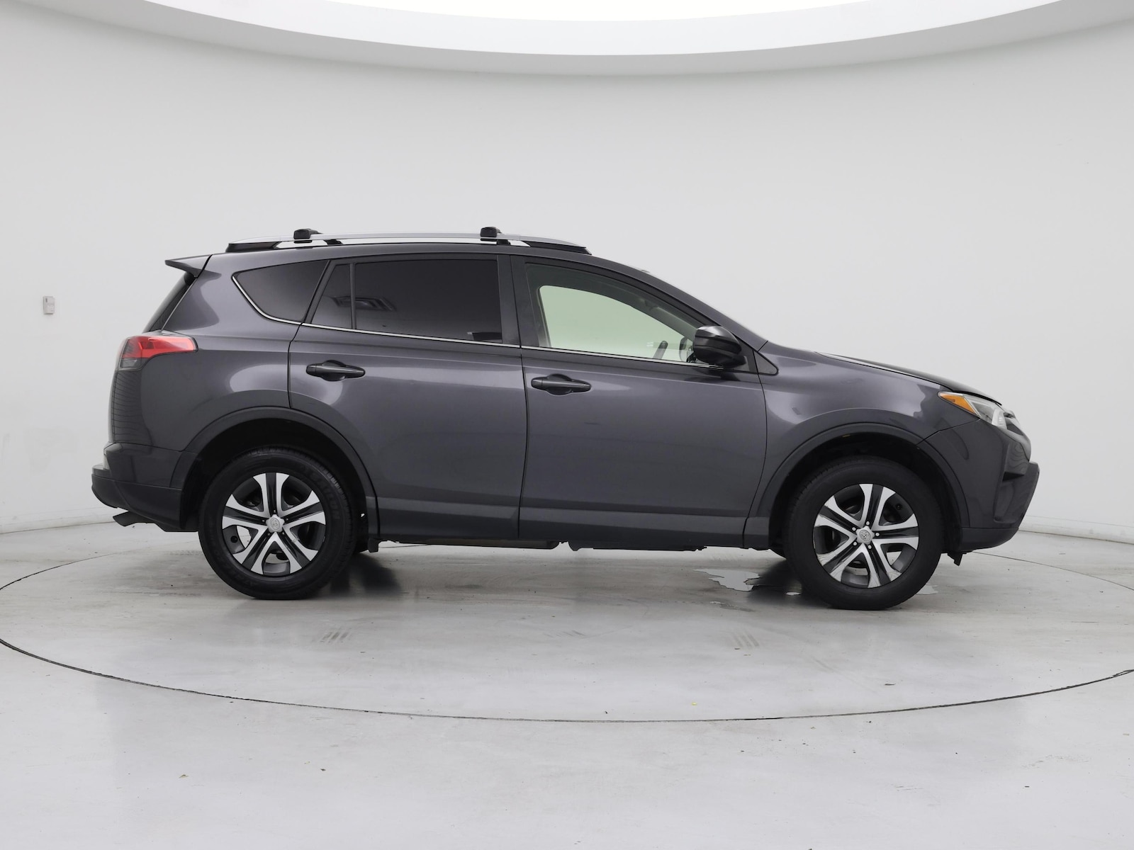2018 Toyota RAV4 LE - Photo 8