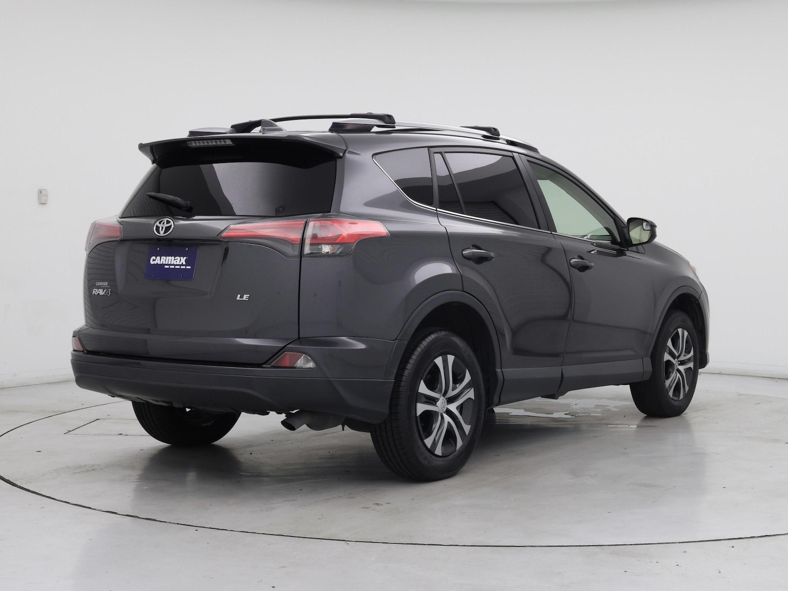 2018 Toyota RAV4 LE - Photo 9