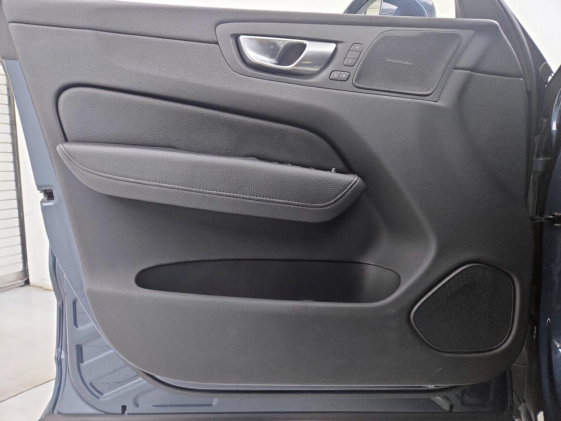 Thumbnail: 2021 Volvo XC60 - 12