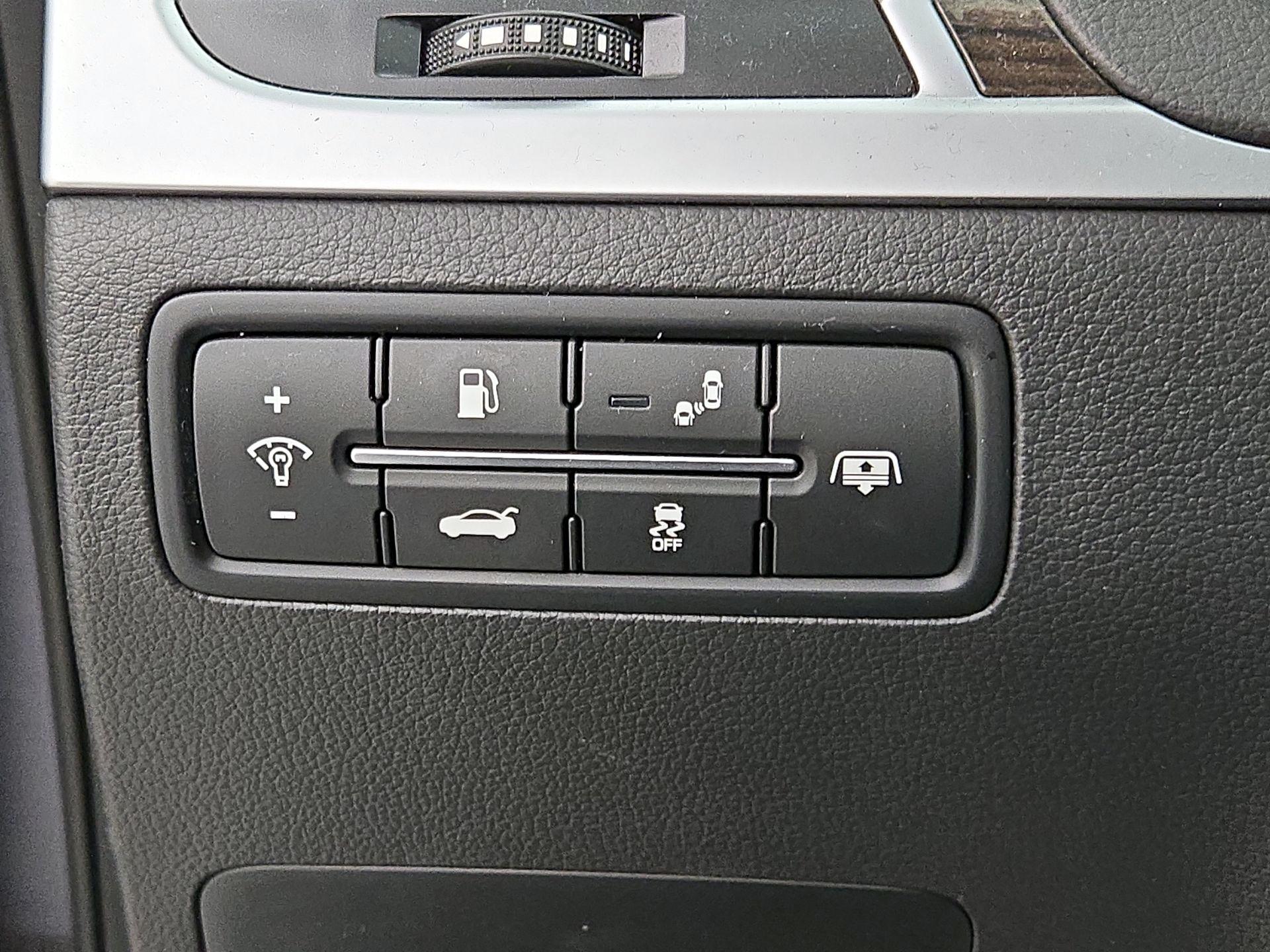 Thumbnail: 2016 Hyundai Genesis - 13