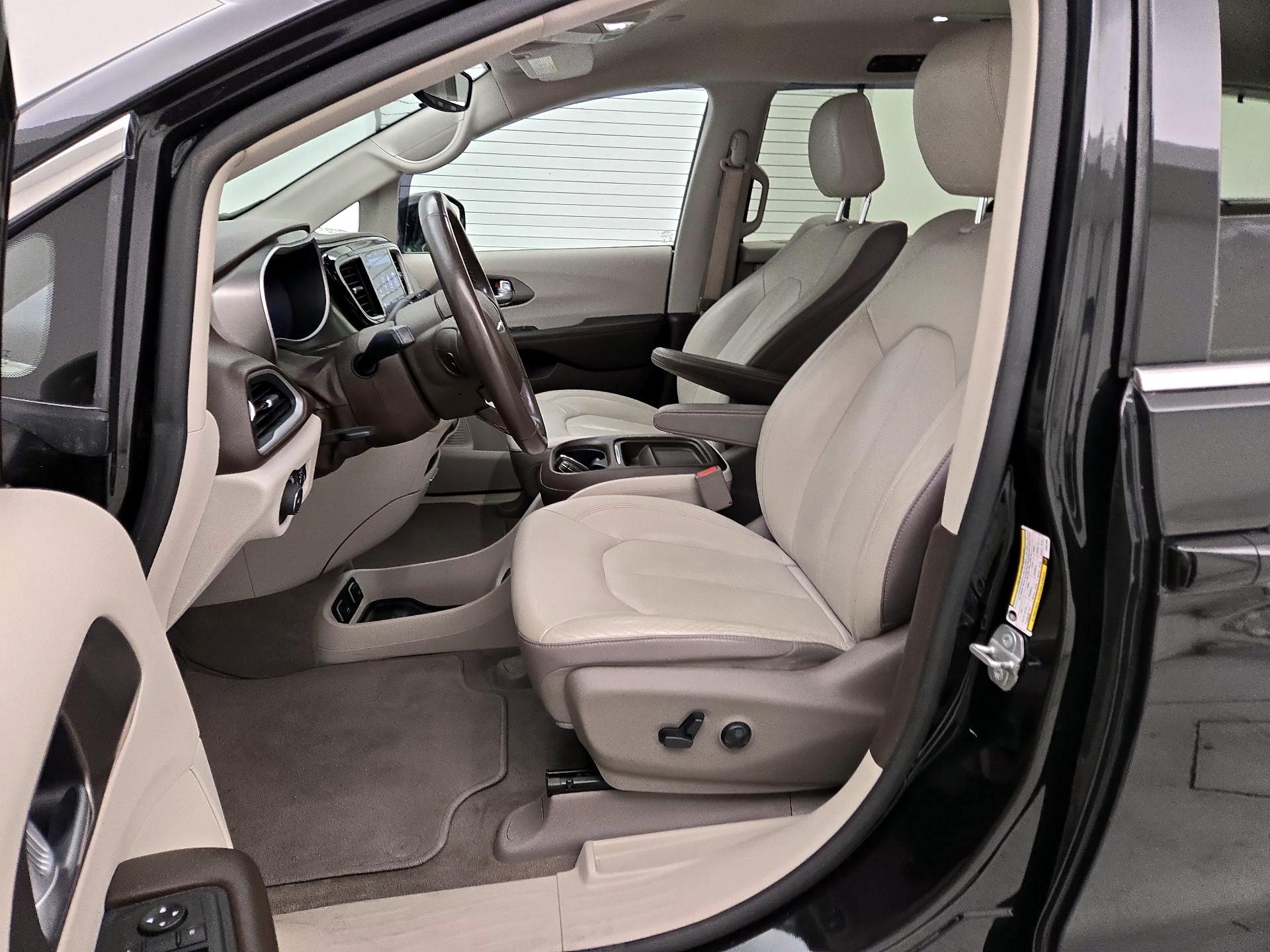 Thumbnail: 2018 Chrysler Pacifica - 11