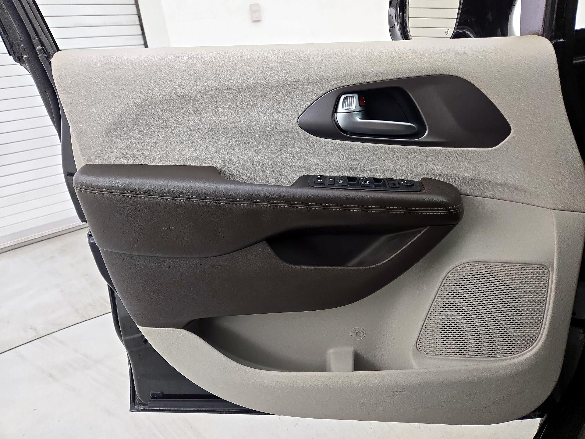 Thumbnail: 2018 Chrysler Pacifica - 12