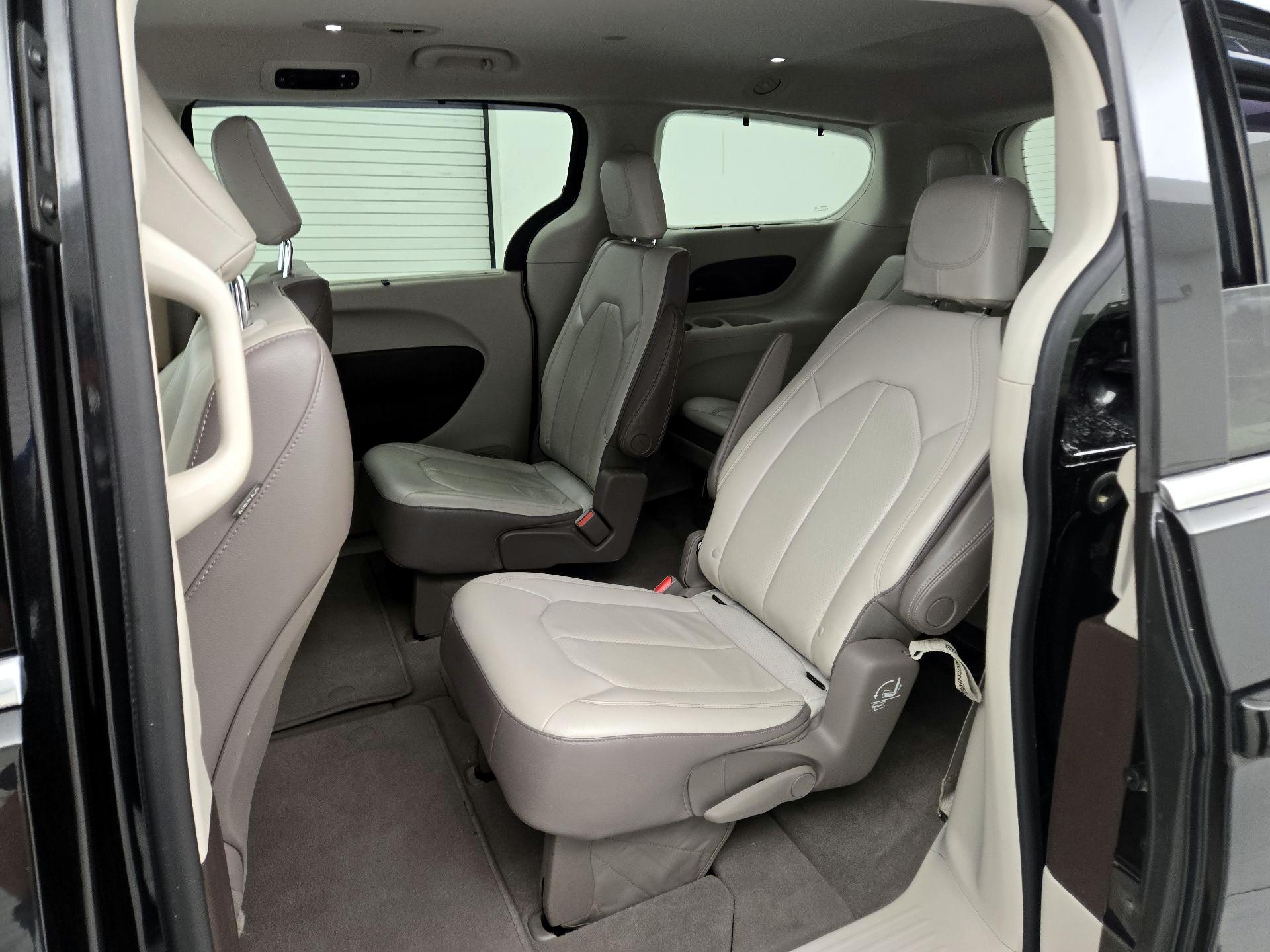Thumbnail: 2018 Chrysler Pacifica - 20