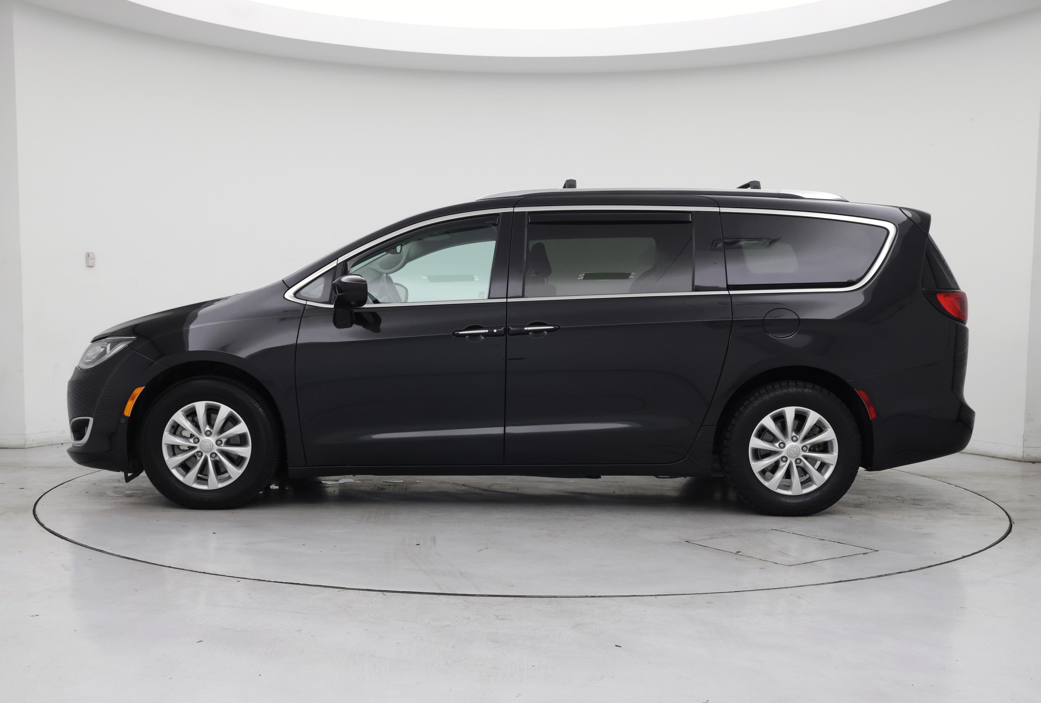 Thumbnail: 2018 Chrysler Pacifica - 3