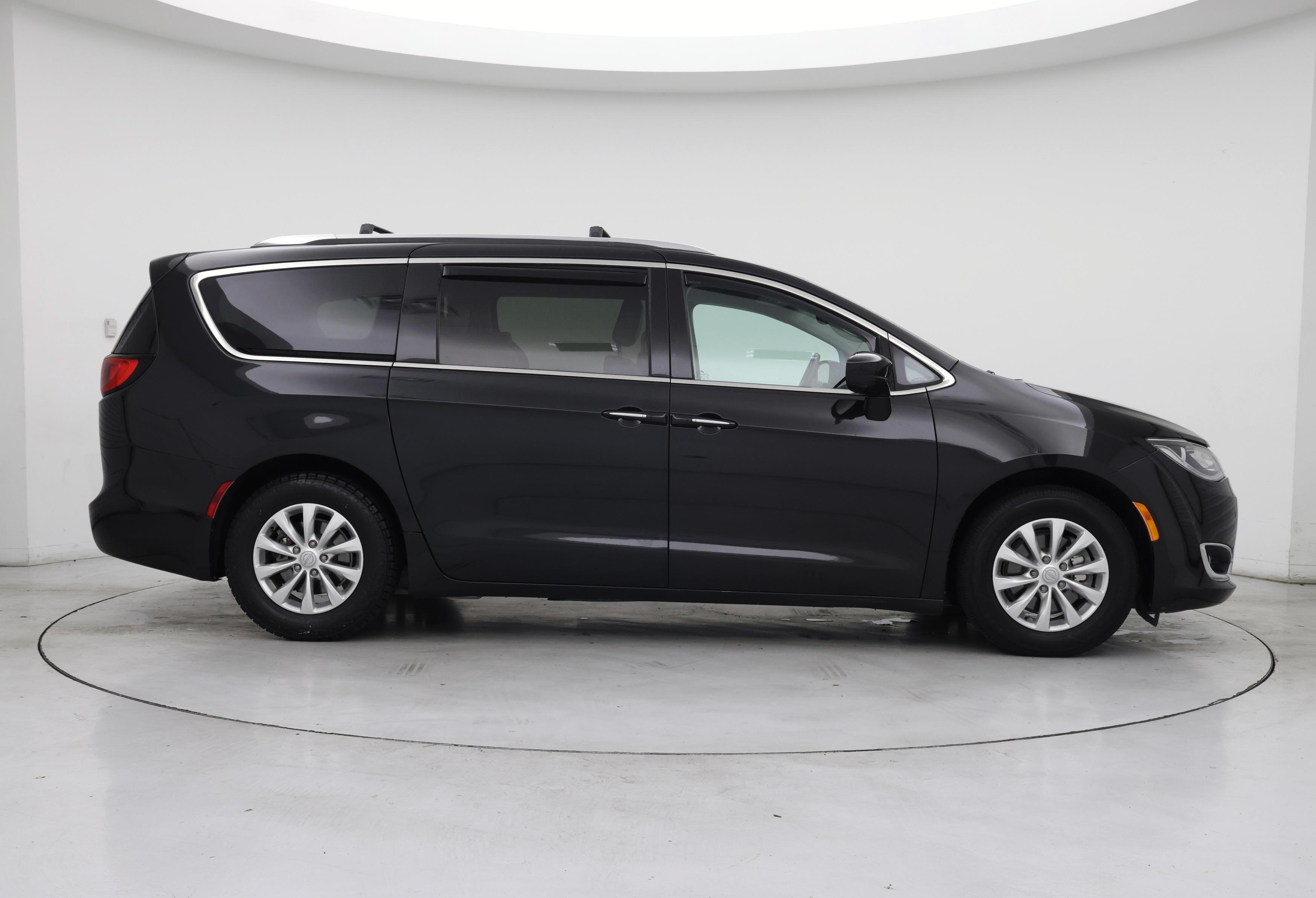 Thumbnail: 2018 Chrysler Pacifica - 7