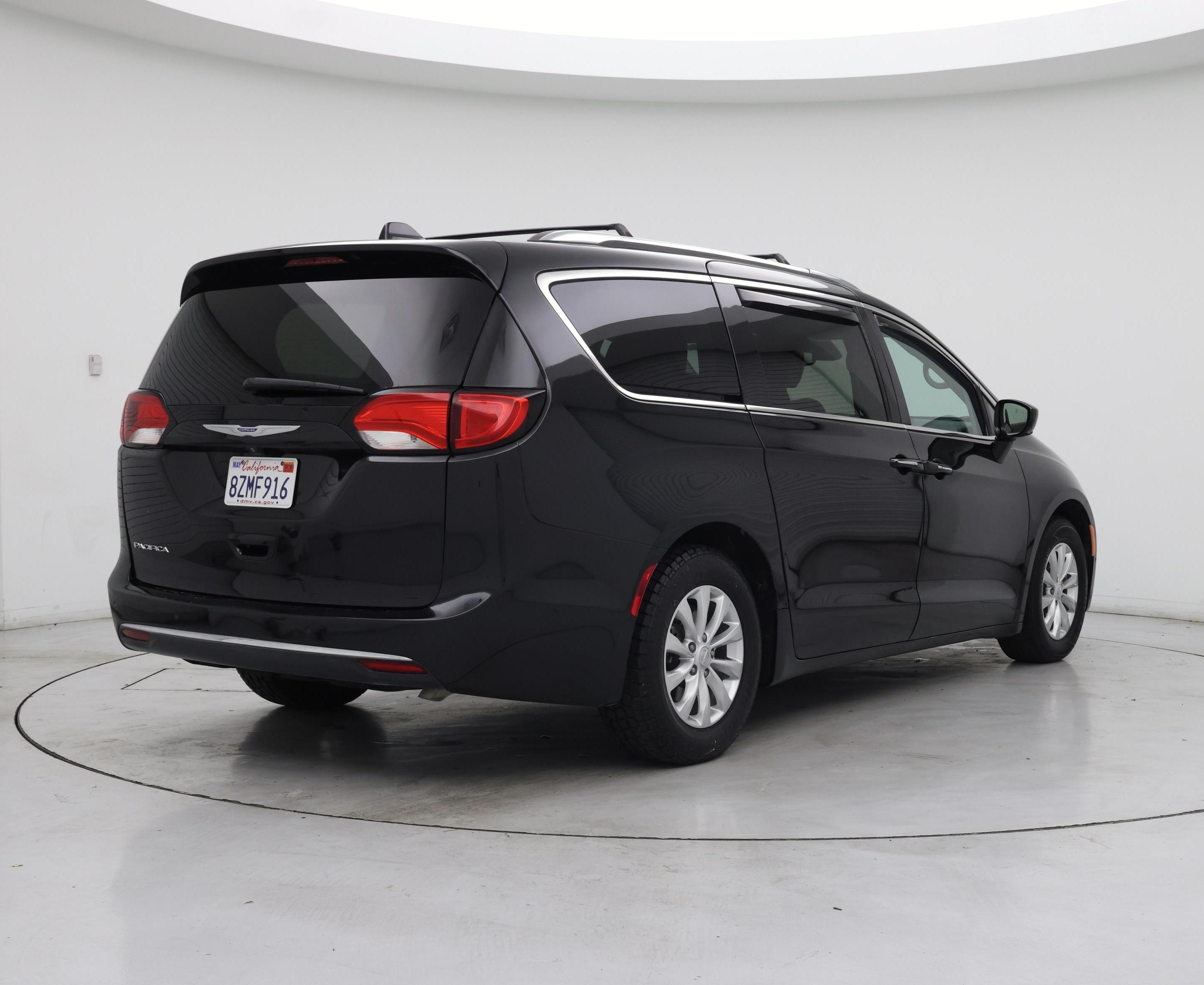 Thumbnail: 2018 Chrysler Pacifica - 8