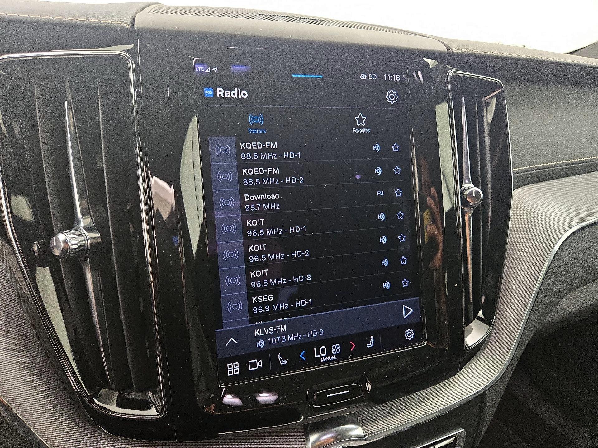 Thumbnail: 2022 Volvo XC60 - 16