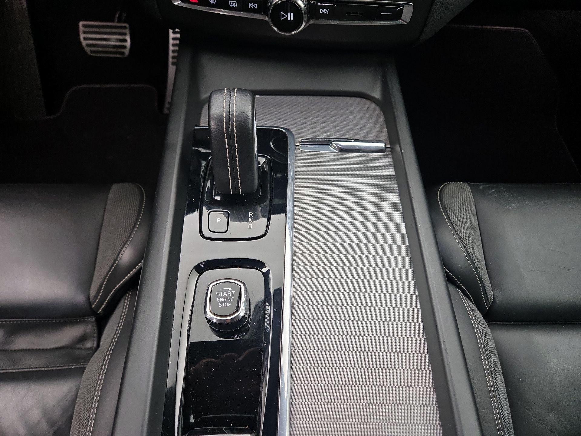 Thumbnail: 2022 Volvo XC60 - 18