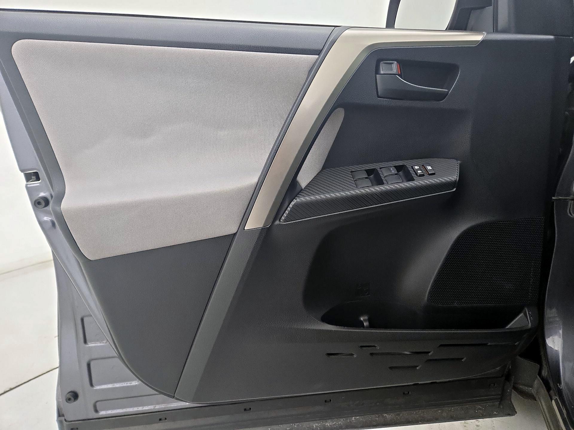 Thumbnail: 2015 Toyota RAV4 - 12