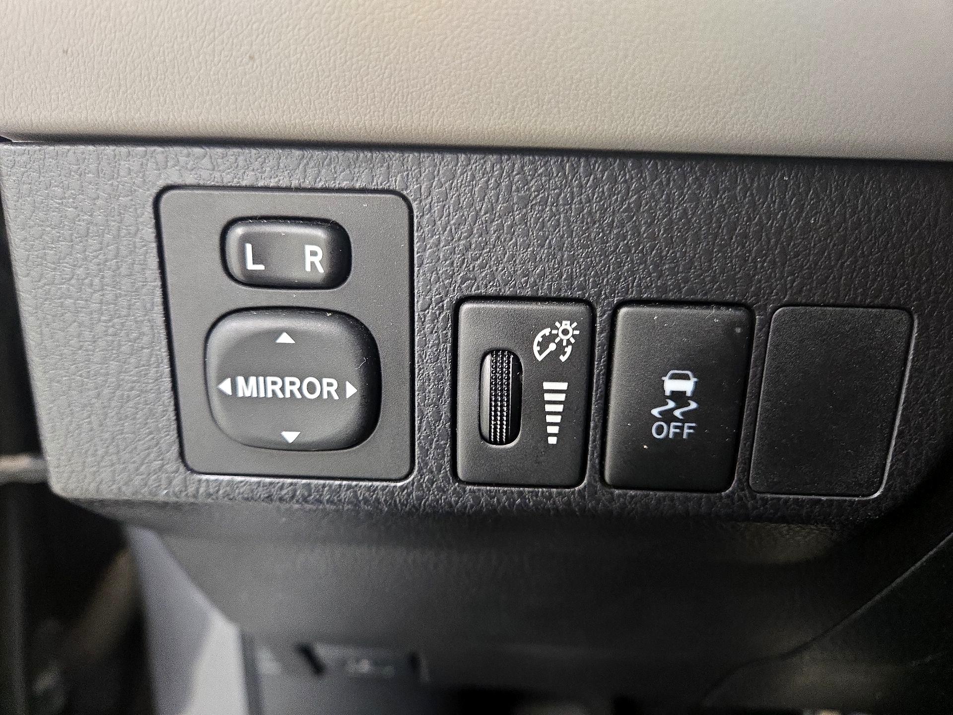 Thumbnail: 2015 Toyota RAV4 - 13