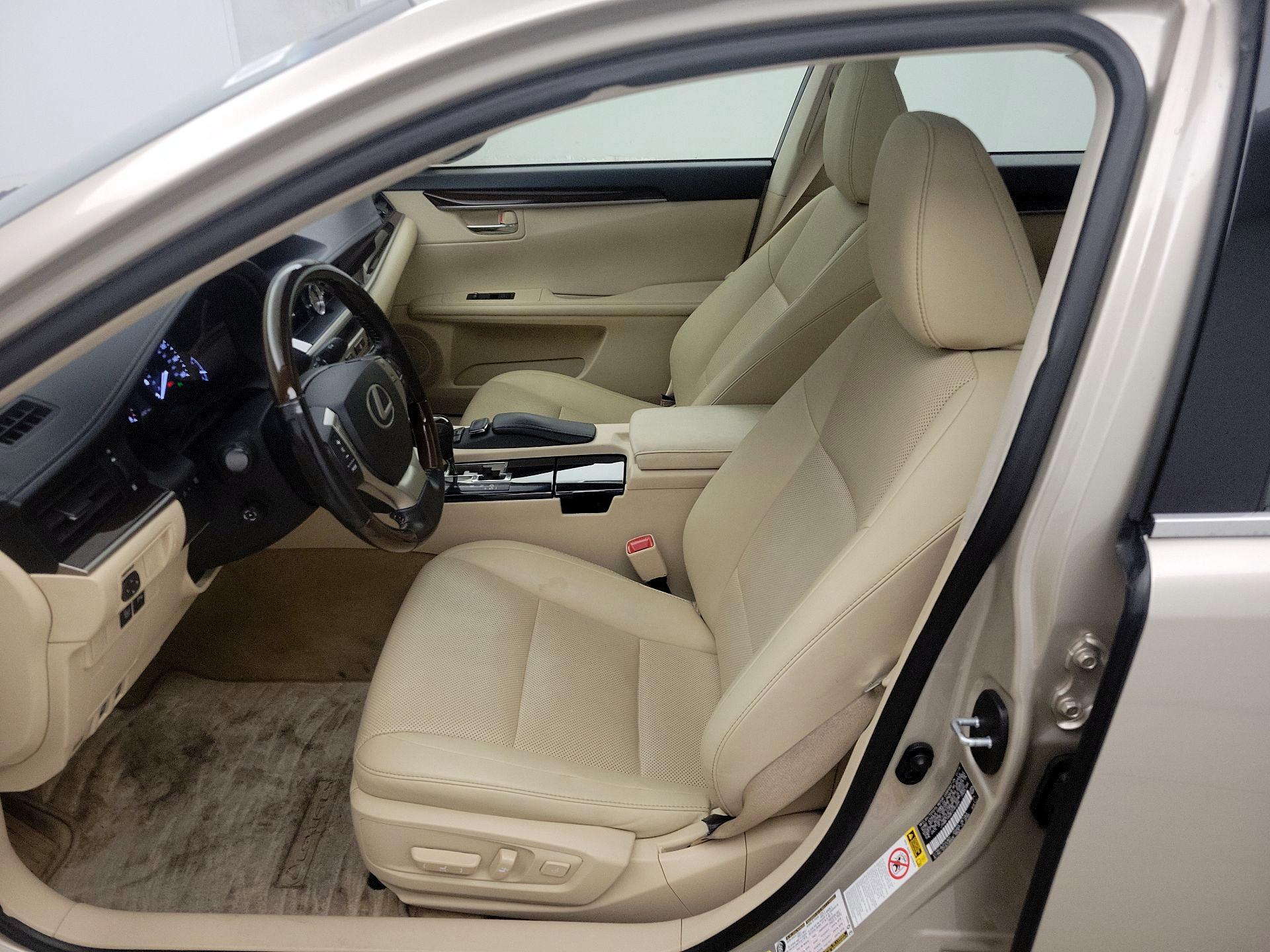 Thumbnail: 2015 Lexus ES - 11