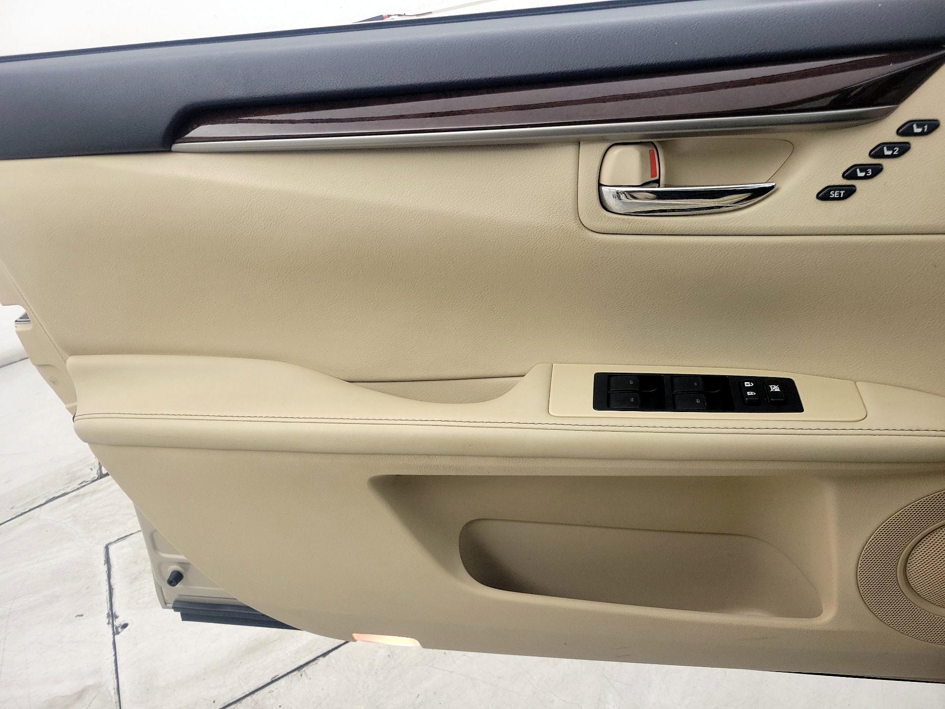 Thumbnail: 2015 Lexus ES - 12