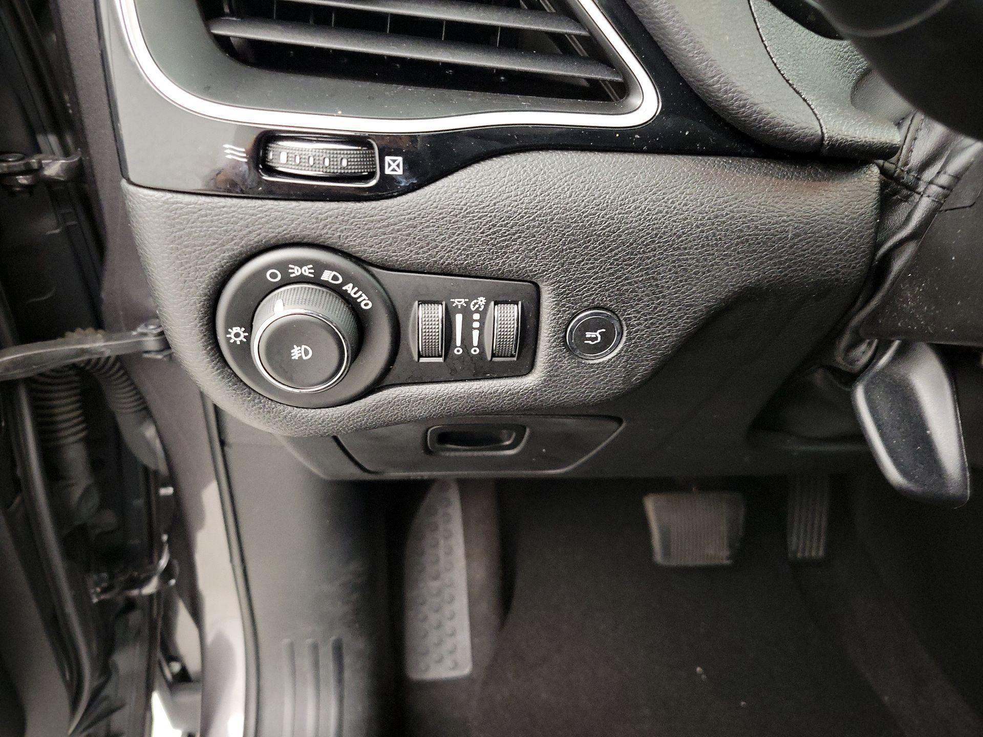 Thumbnail: 2019 Jeep Cherokee - 13