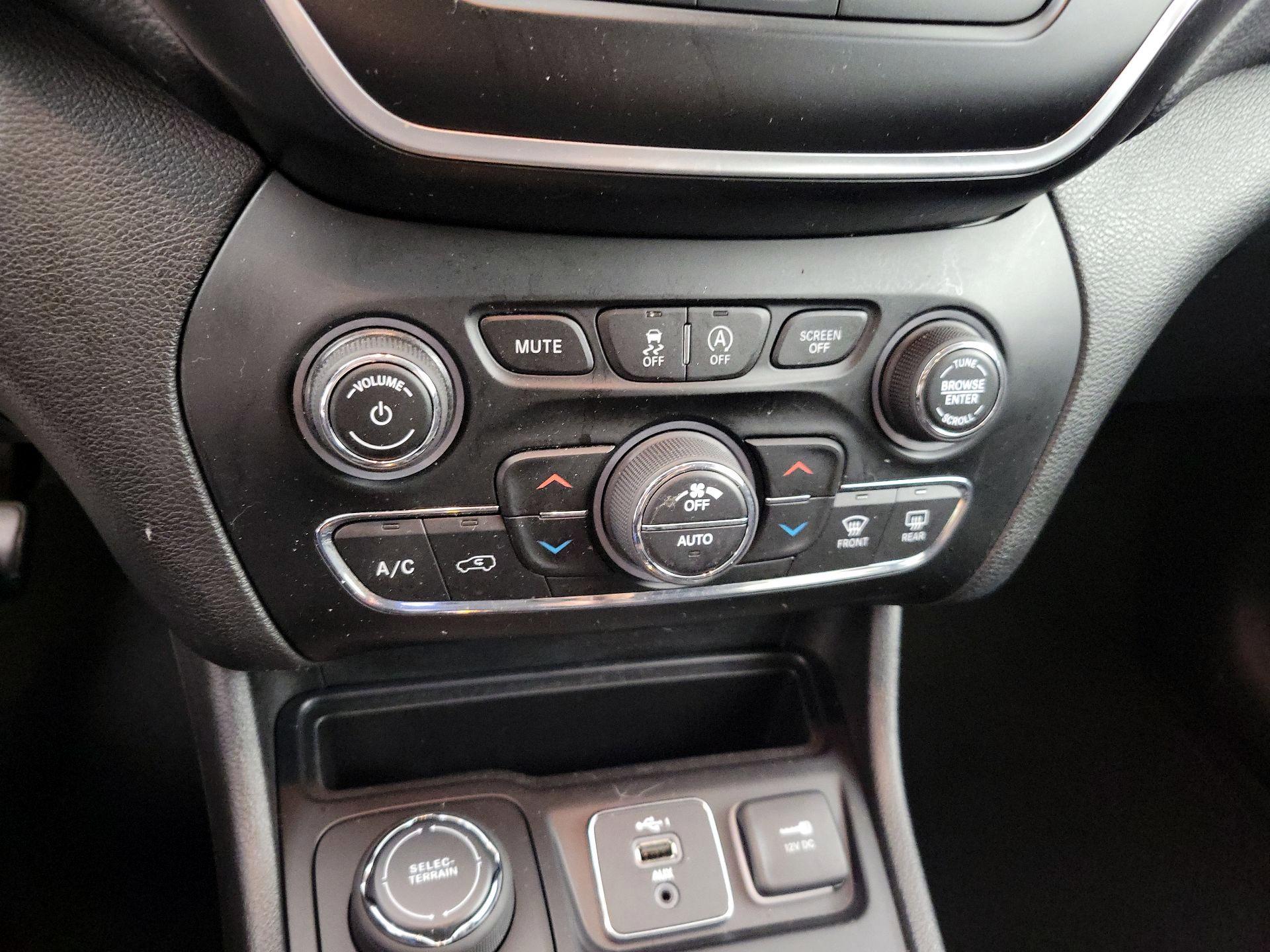 Thumbnail: 2019 Jeep Cherokee - 17