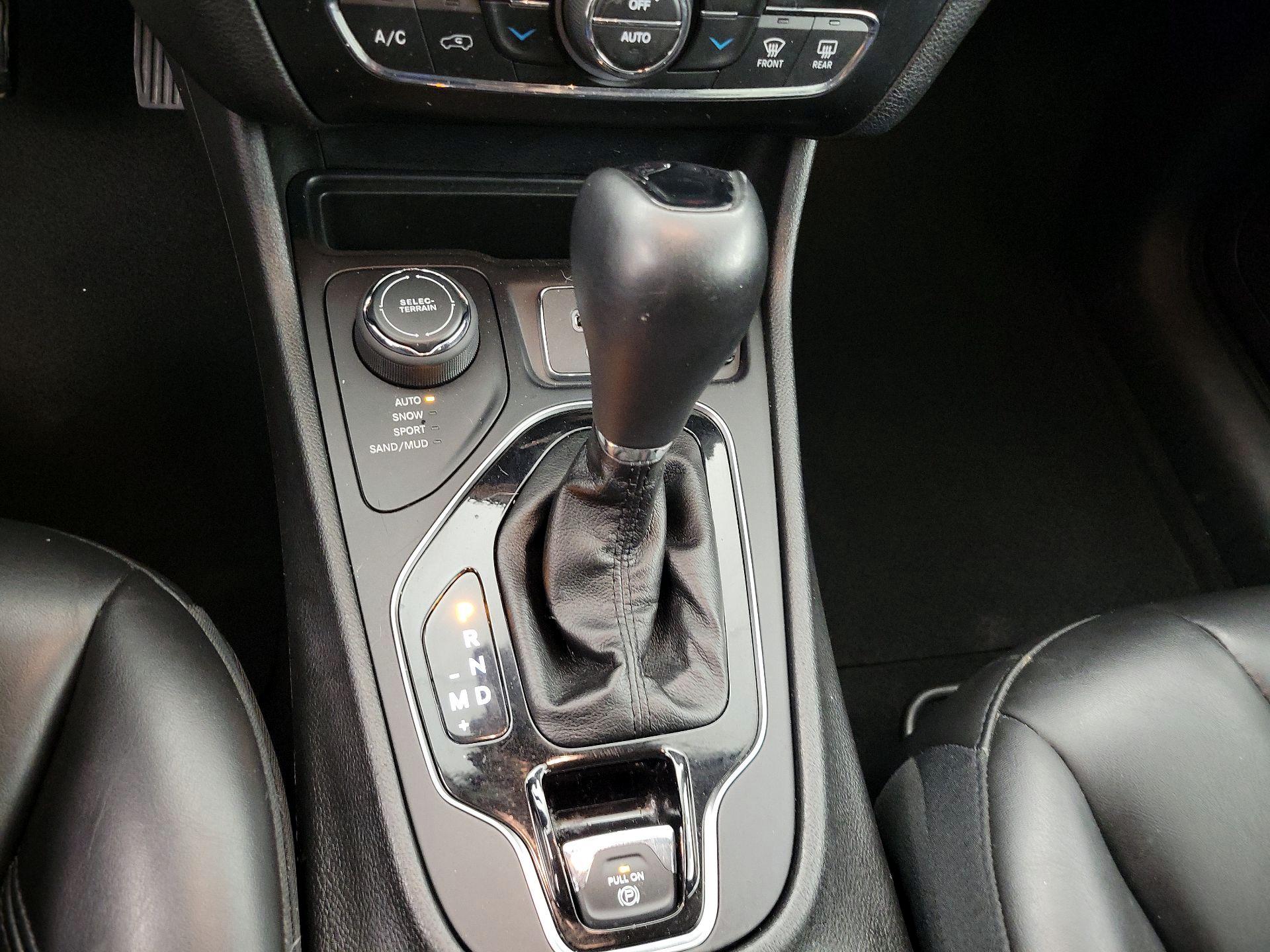 Thumbnail: 2019 Jeep Cherokee - 18