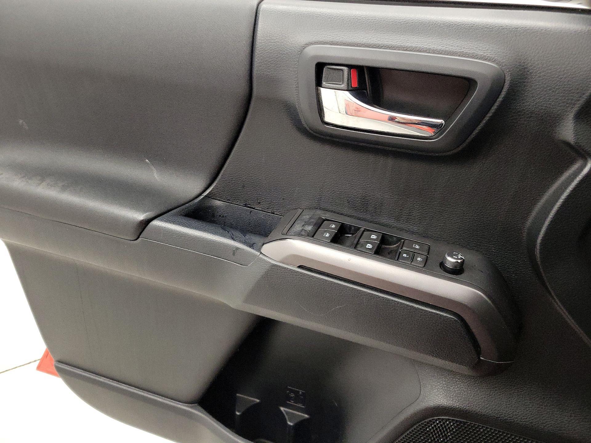 Thumbnail: 2016 Toyota Tacoma - 12