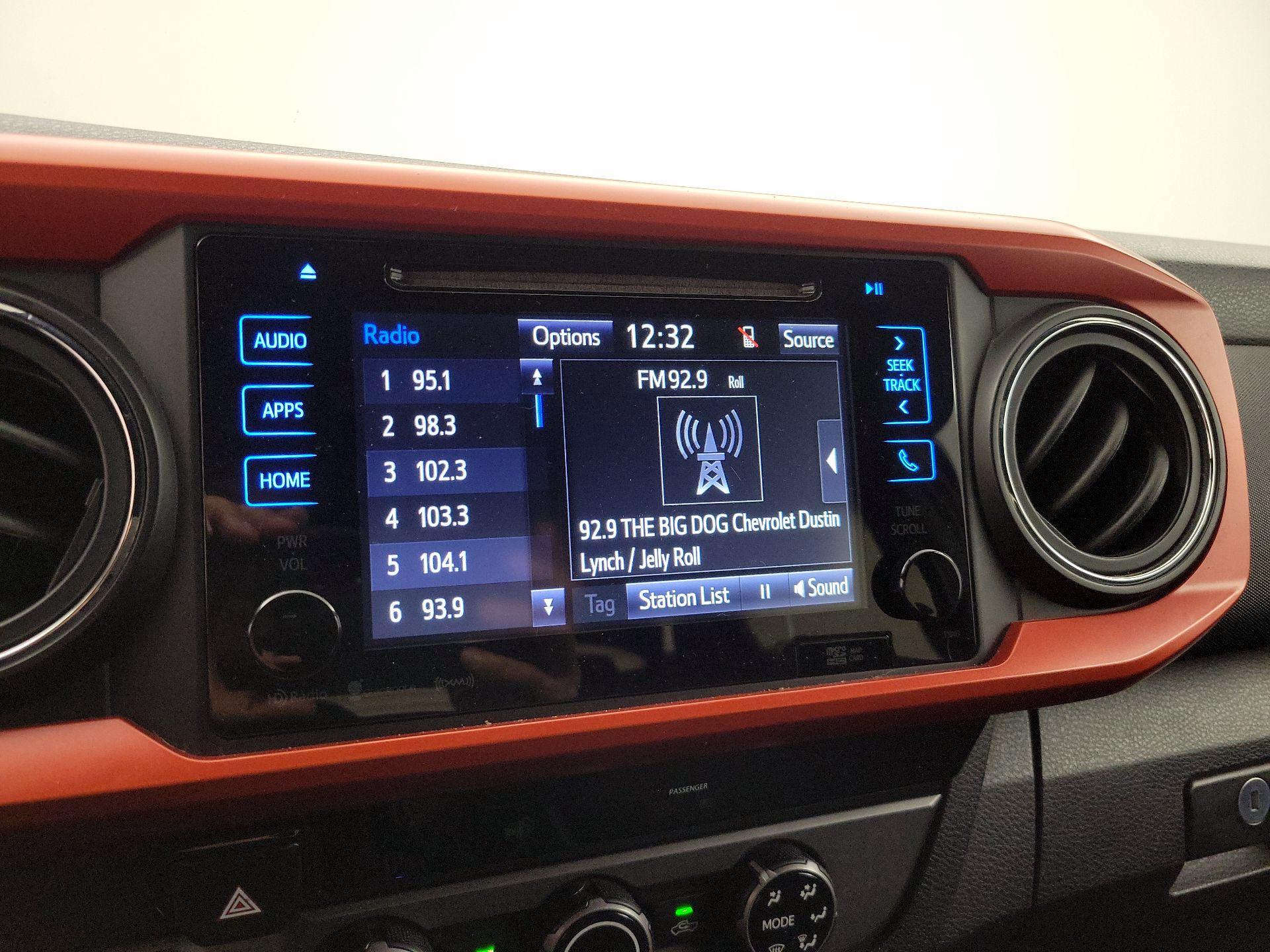 Thumbnail: 2016 Toyota Tacoma - 15