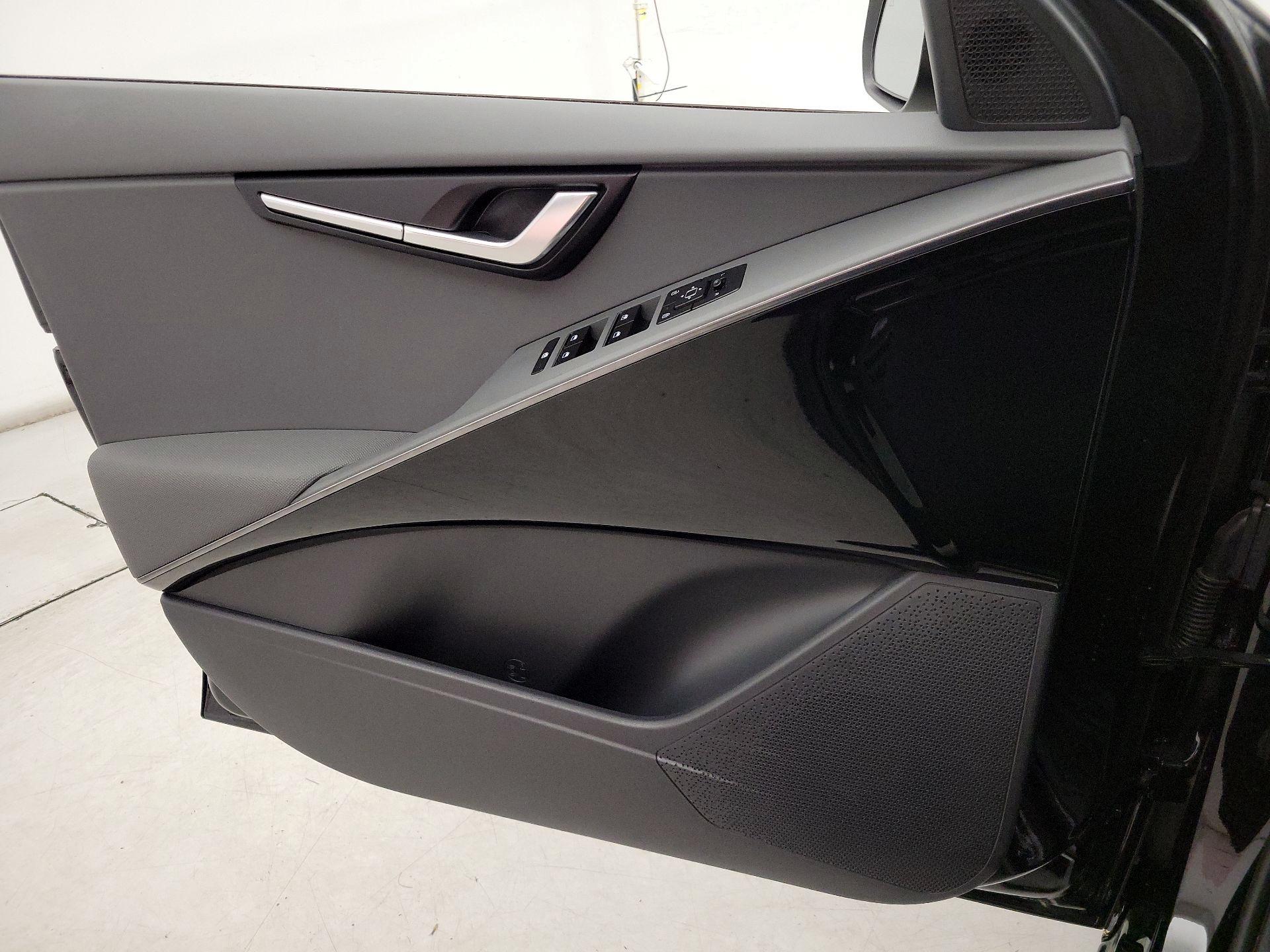 Thumbnail: 2025 Kia Niro - 12