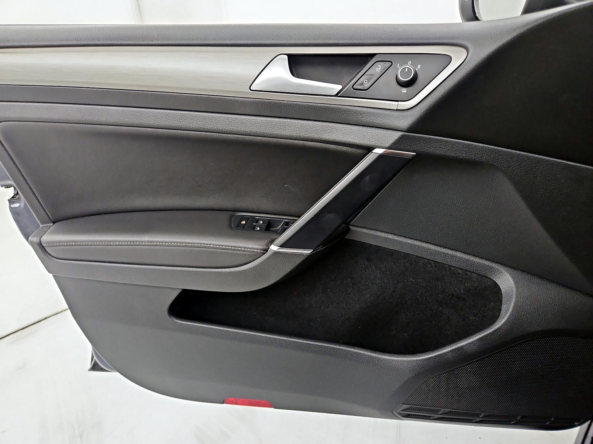 Thumbnail: 2015 Volkswagen Golf - 12