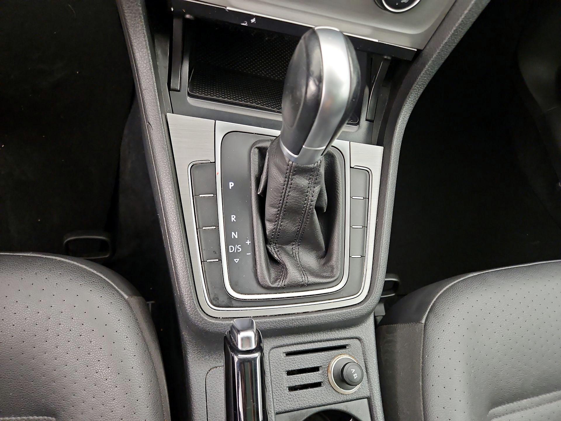 Thumbnail: 2015 Volkswagen Golf - 16