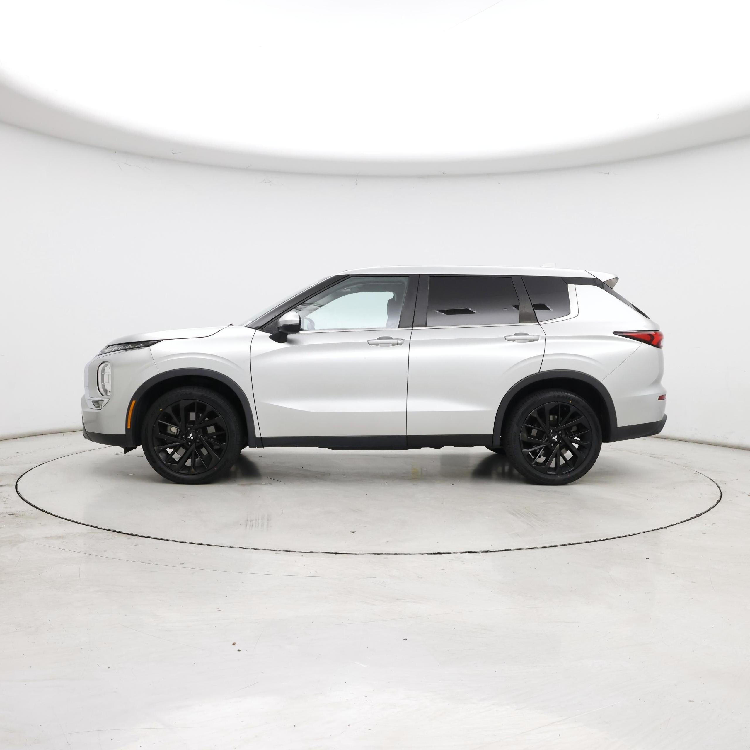 Thumbnail: 2022 Mitsubishi Outlander - 3