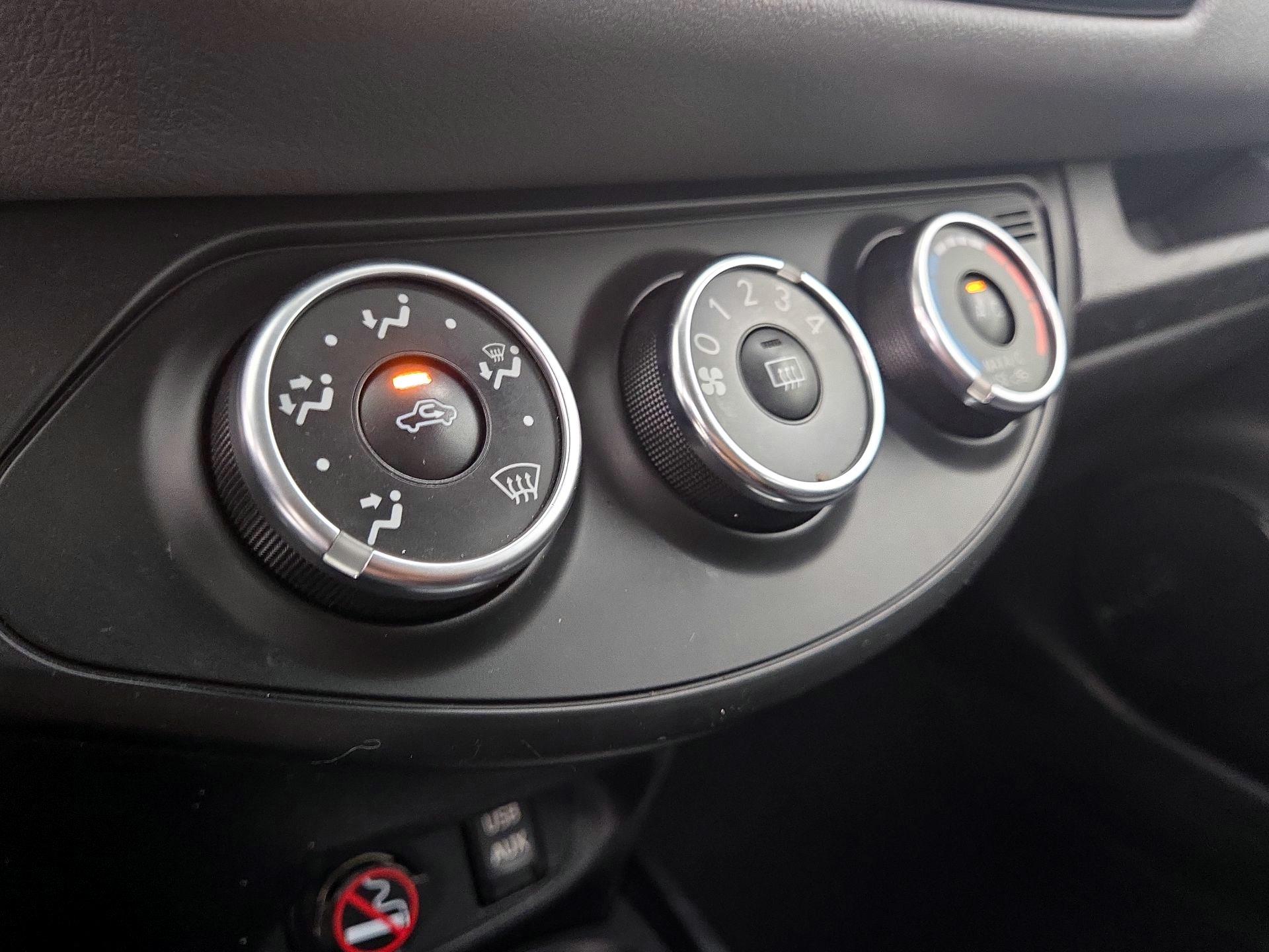 Thumbnail: 2015 Toyota Yaris - 15