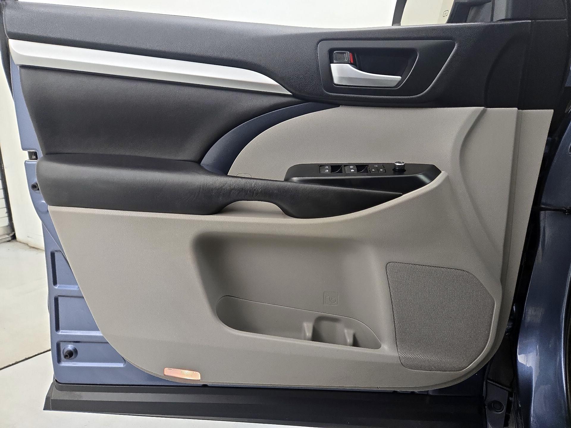 Thumbnail: 2016 Toyota Highlander - 12