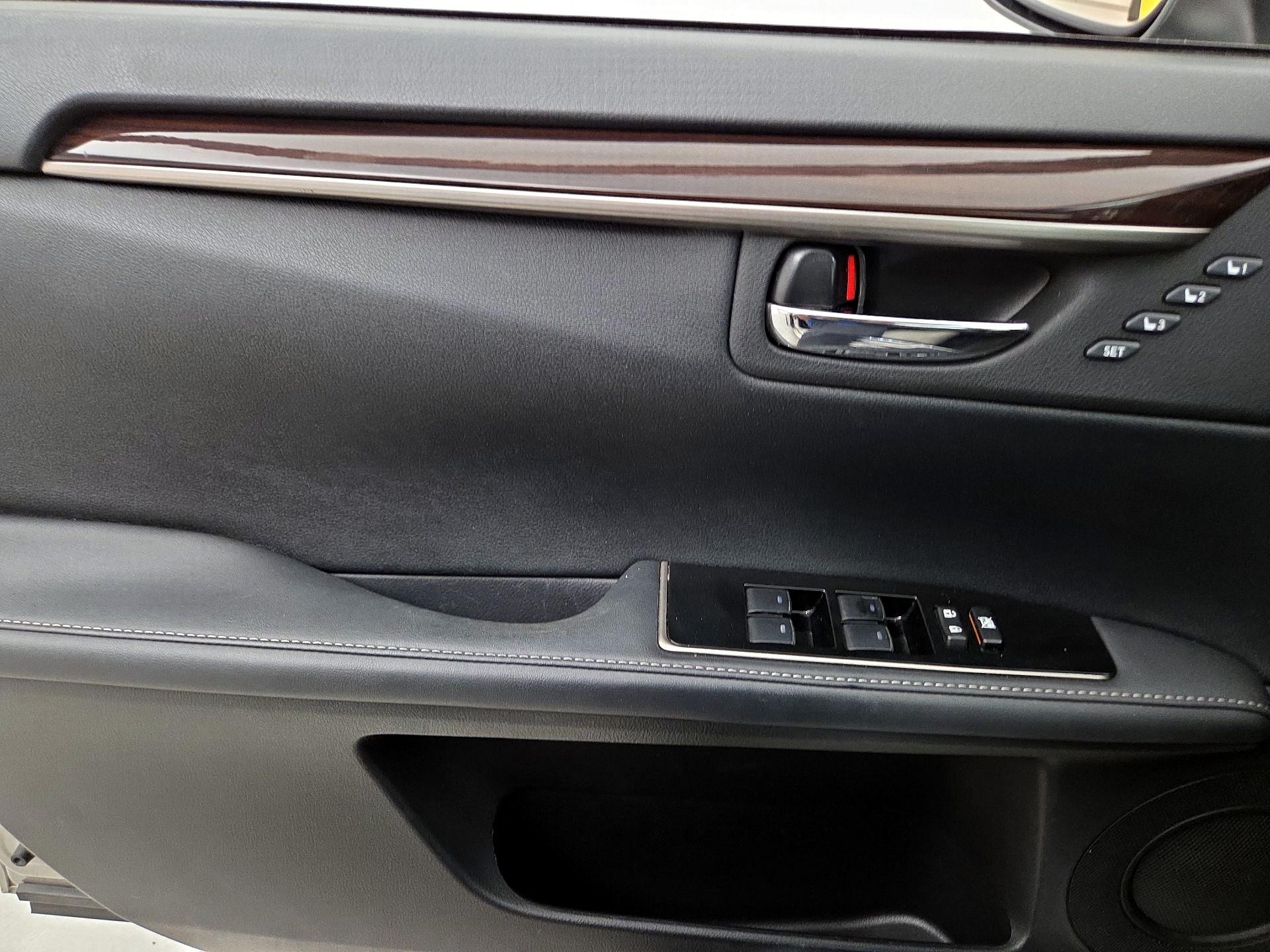 Thumbnail: 2018 Lexus ES - 12